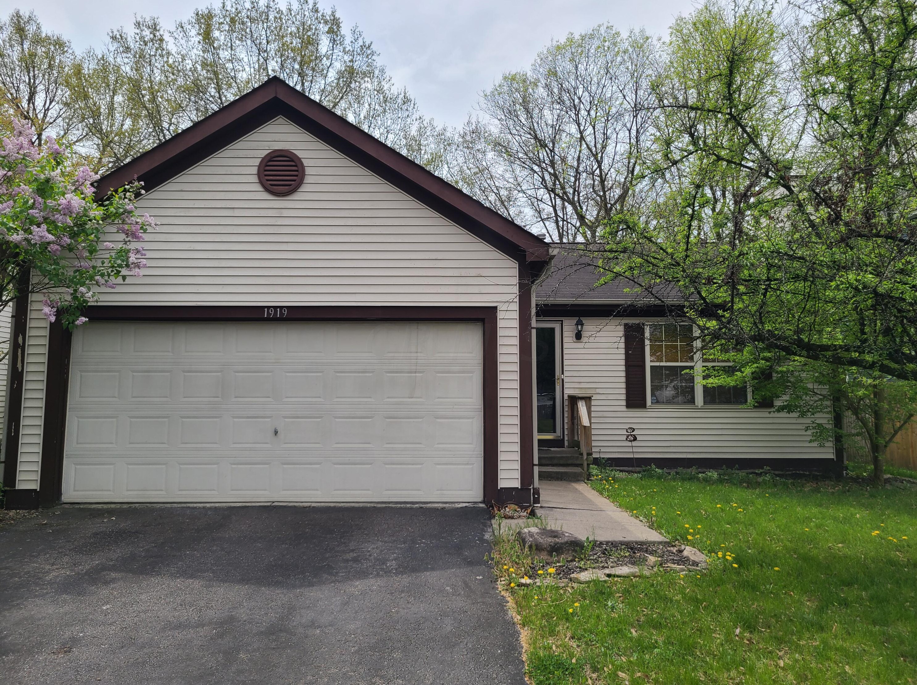 1919 Big Tree Dr, Columbus, OH 43223-6219