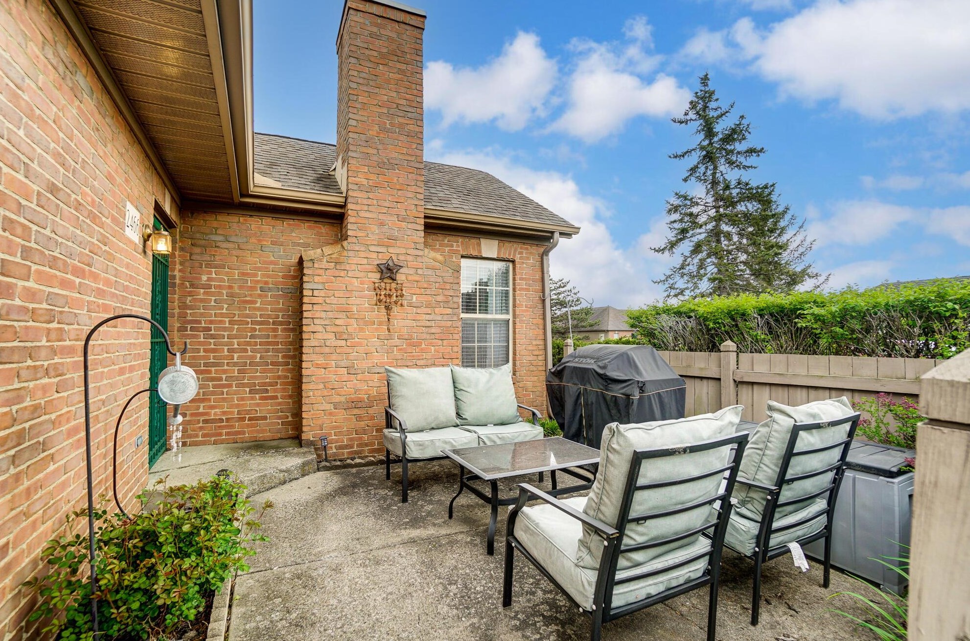 2466 Hooverside Ln, Darbydale OH  43123-3934 exterior