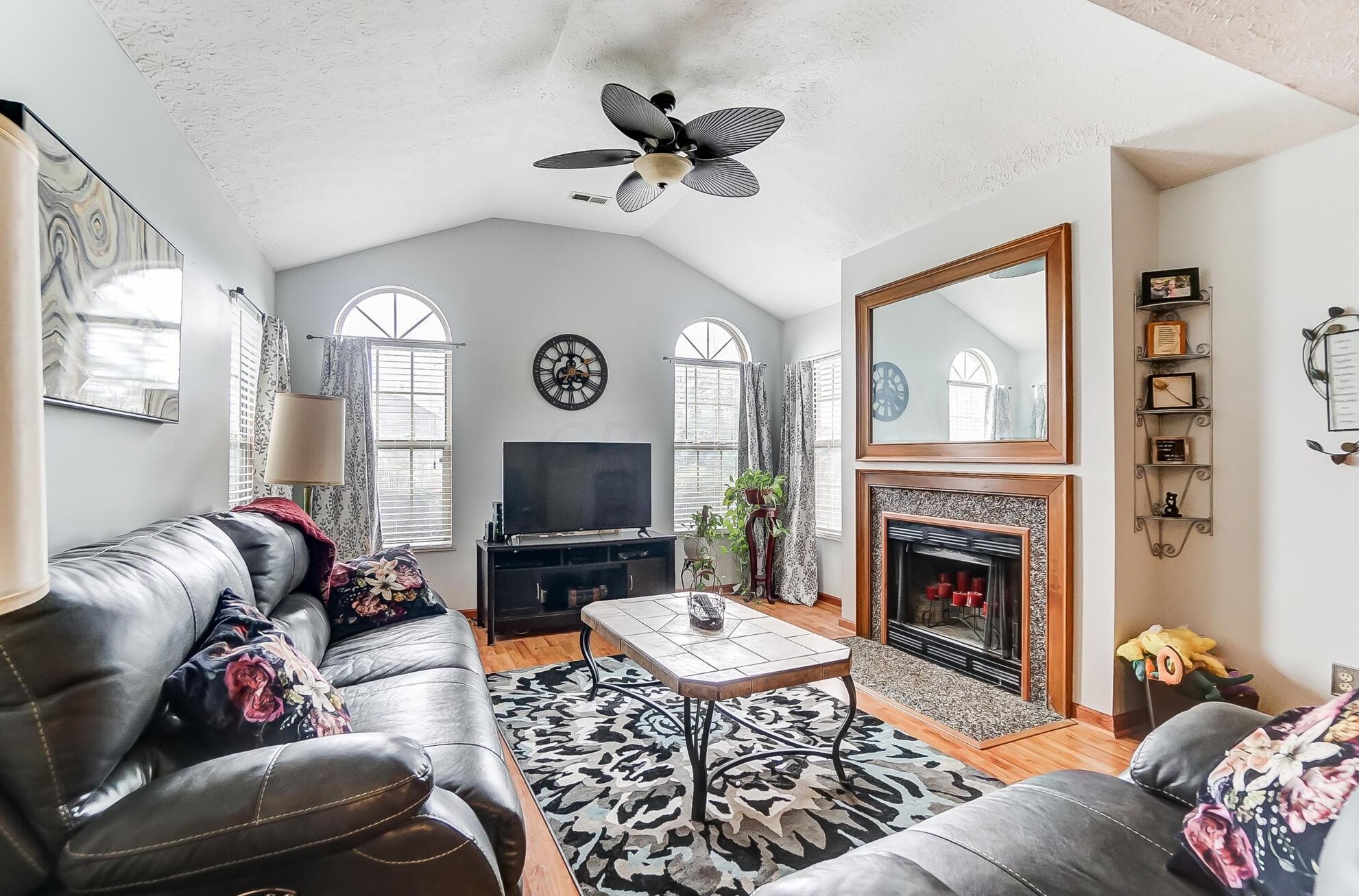 2466 Hooverside Ln, Darbydale OH  43123-3934 exterior