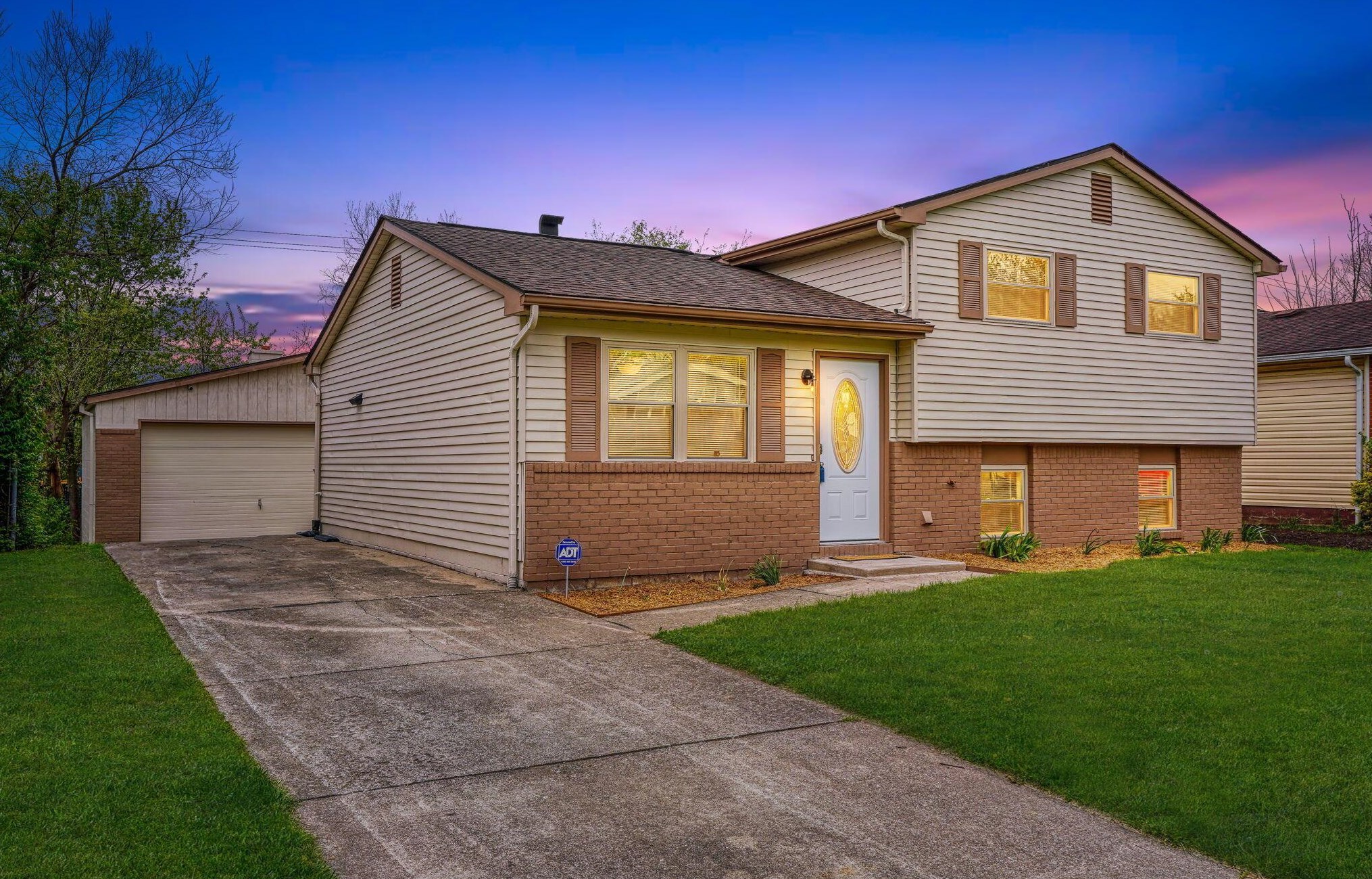 3555 Chantilly St, Columbus OH  43207-3532 exterior