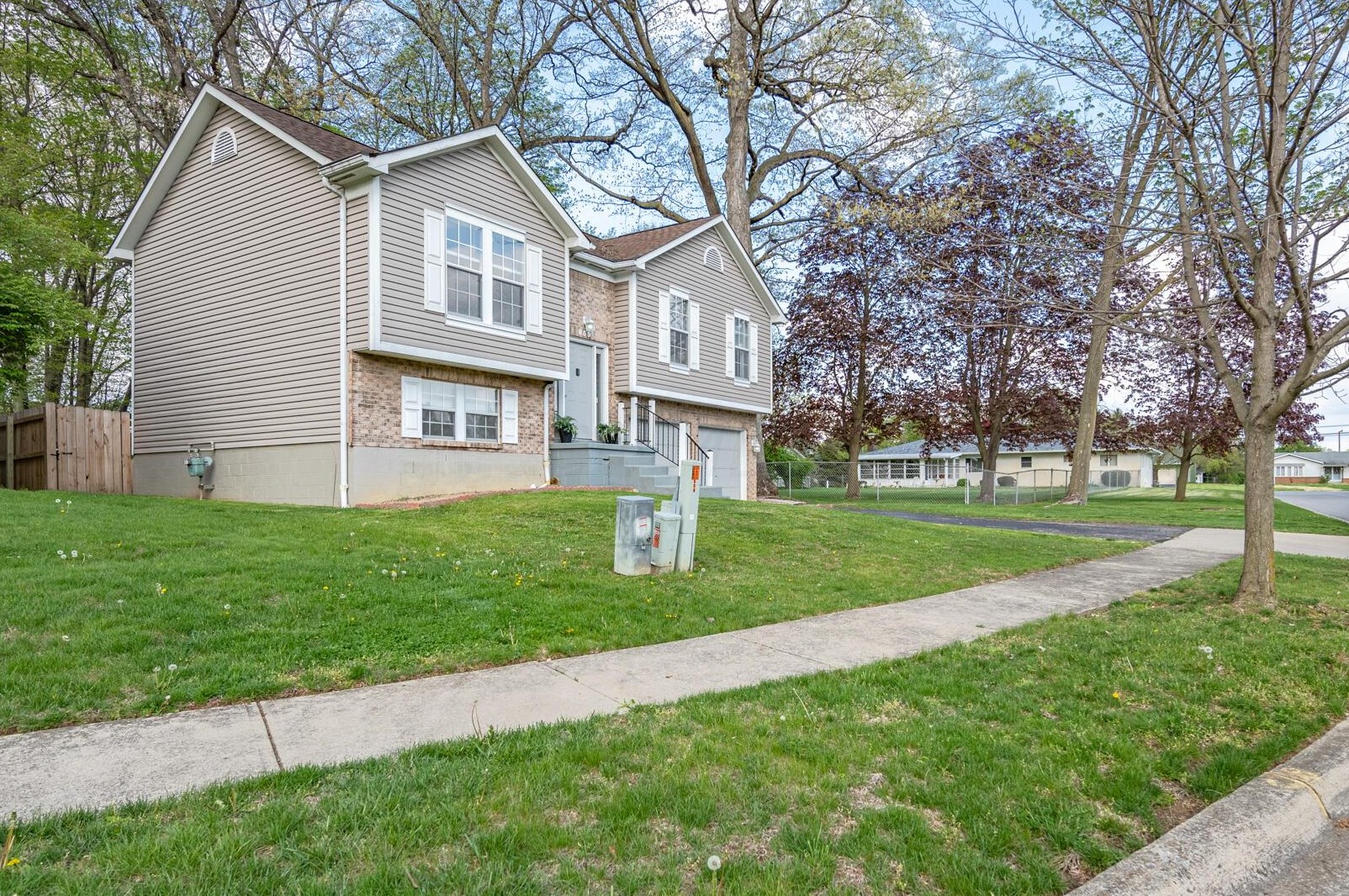 859 Maclam Dr, Columbus OH  43204-1456 exterior