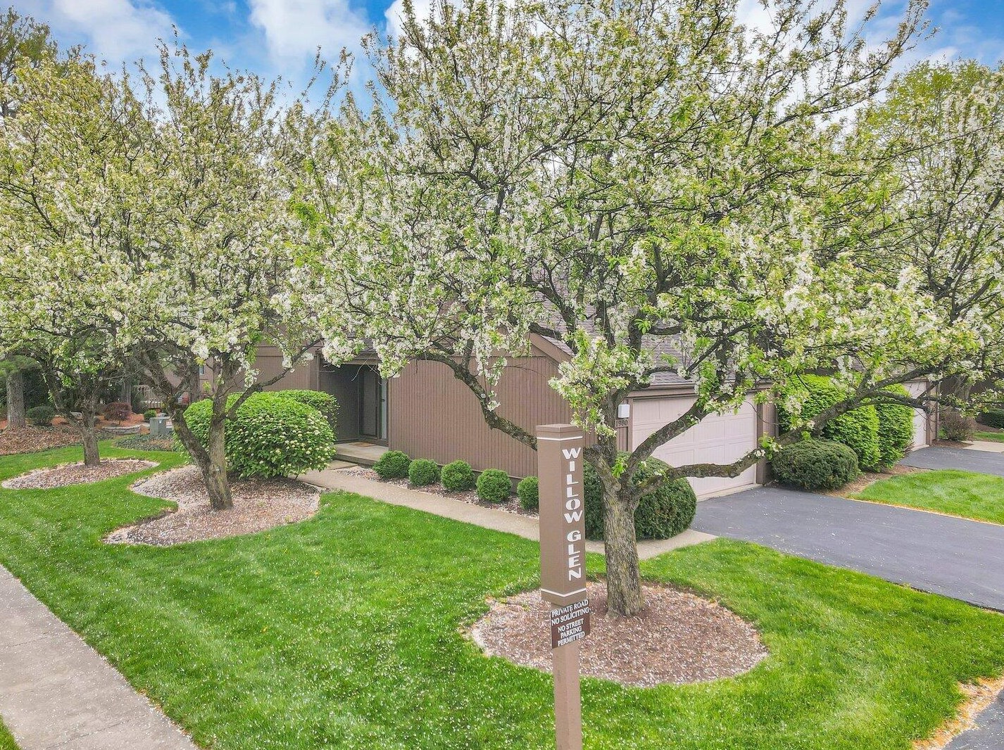 1980 Willow Glen Ln, Columbus OH 43229-1550 exterior