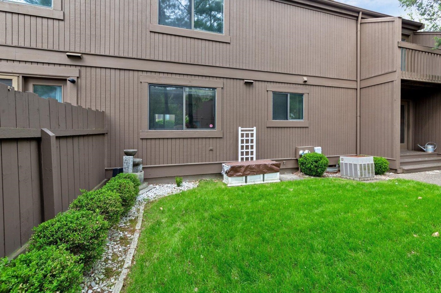 1980 Willow Glen Ln, Columbus OH 43229-1550 exterior