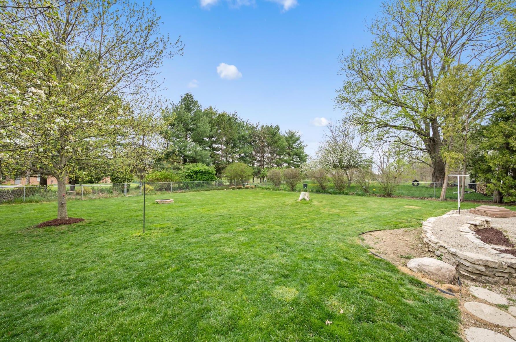 2281 Oakhurst Dr, Delaware OH  43015-9587 exterior