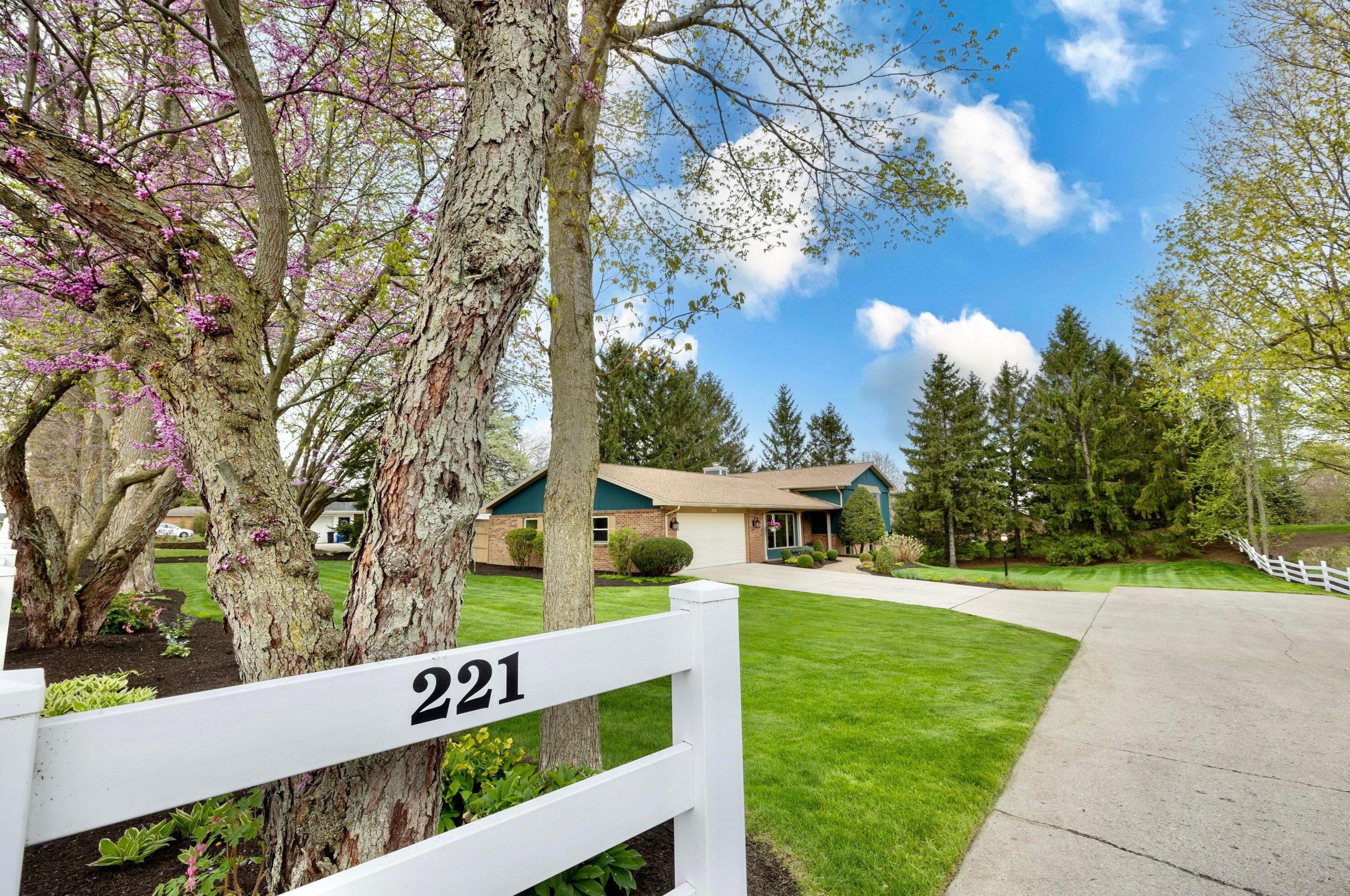 221 Shady Ln Dr, Bellefontaine, OH 43311