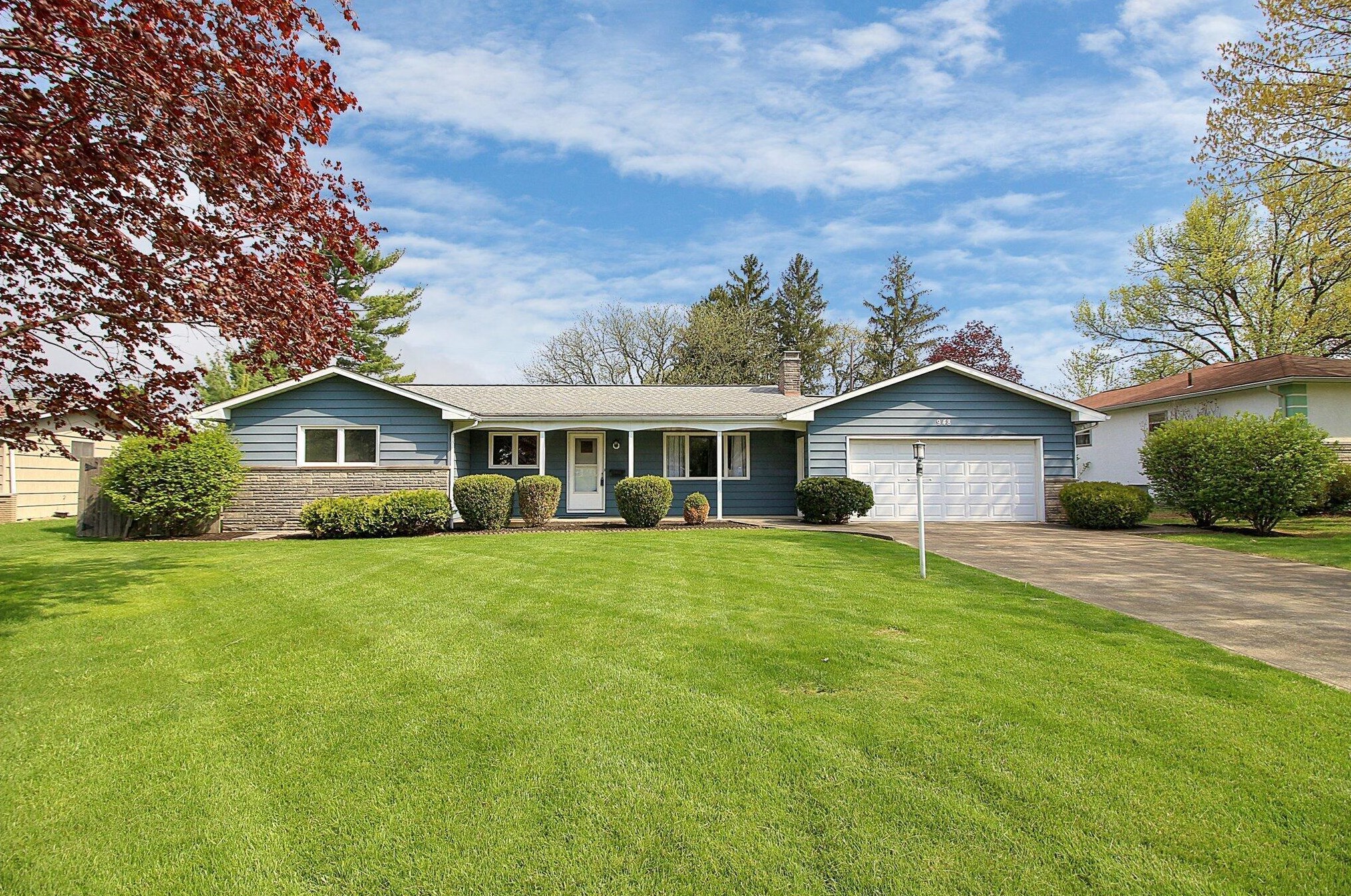 948 Hillsdale Dr, Columbus, OH 43224-1914