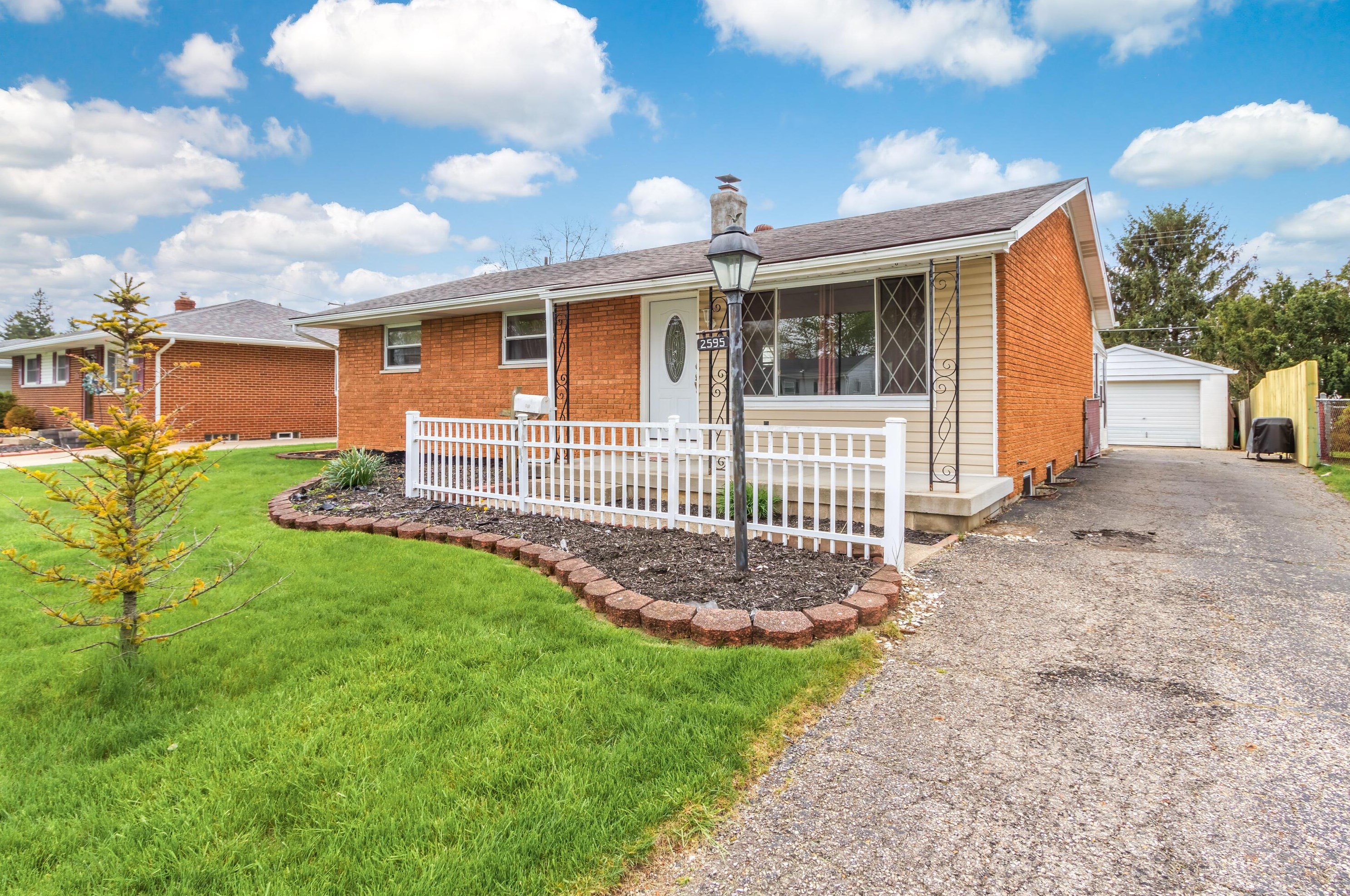 2595 Glendale Rd, Darbydale, OH 43123-3376