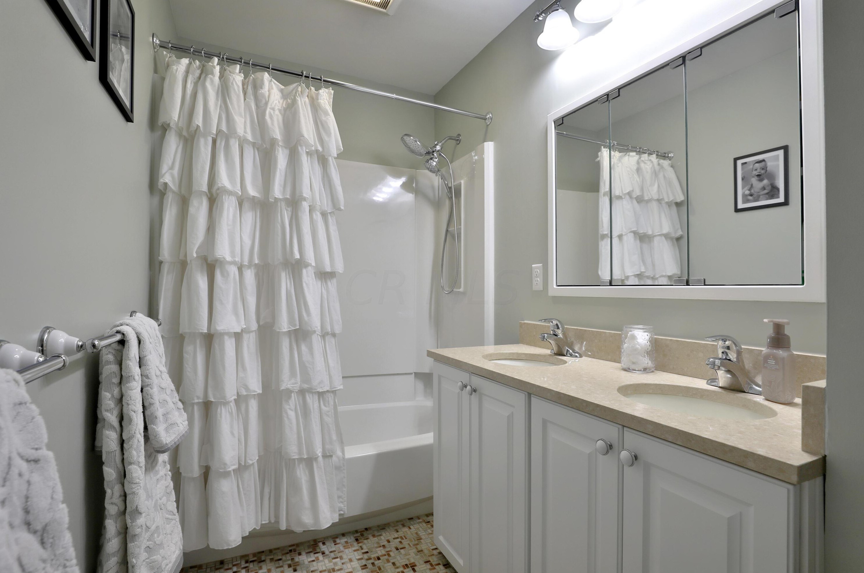 694 Hartford St, Columbus OH  43085-4122 exterior