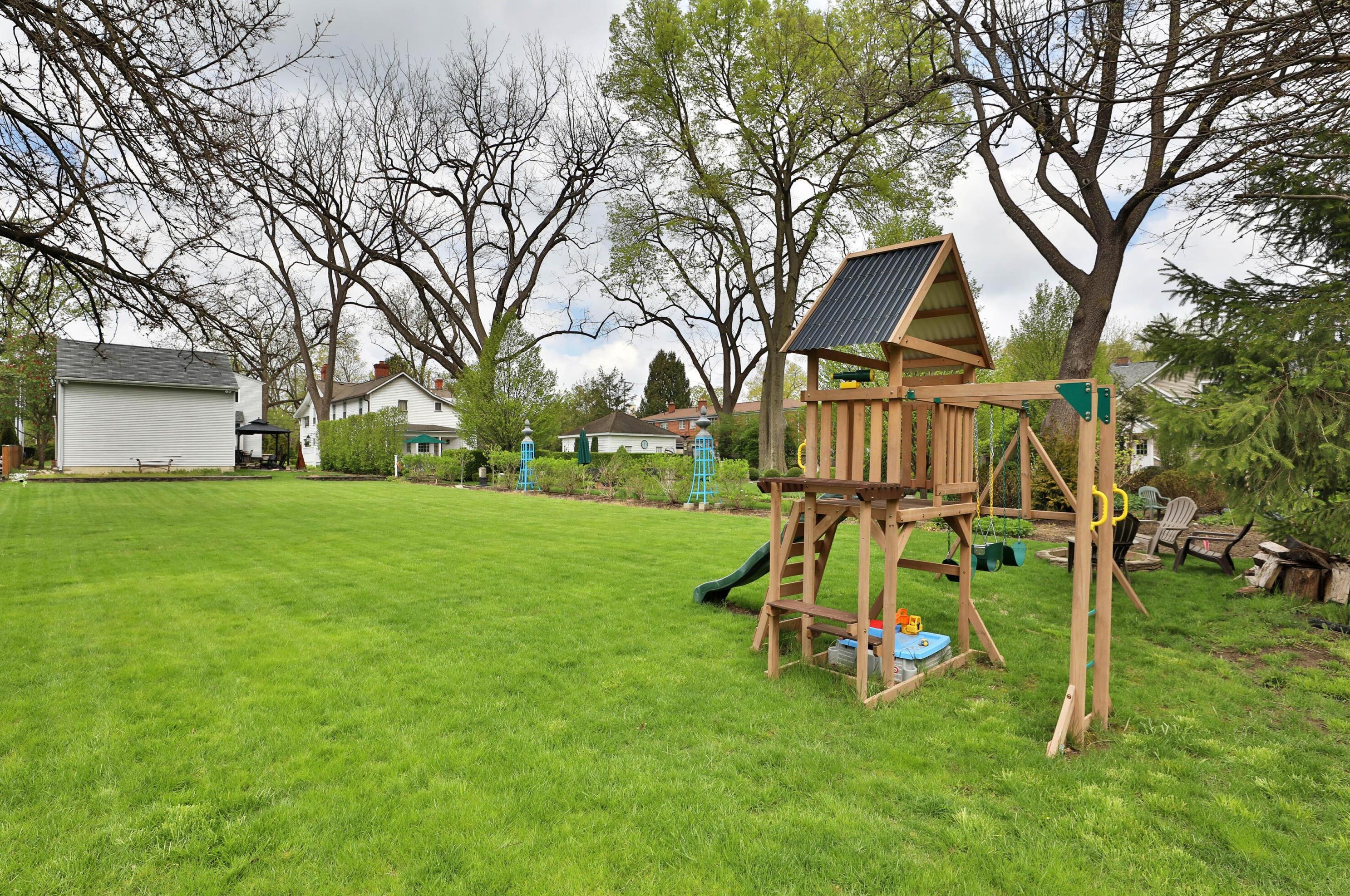 694 Hartford St, Columbus OH  43085-4122 exterior