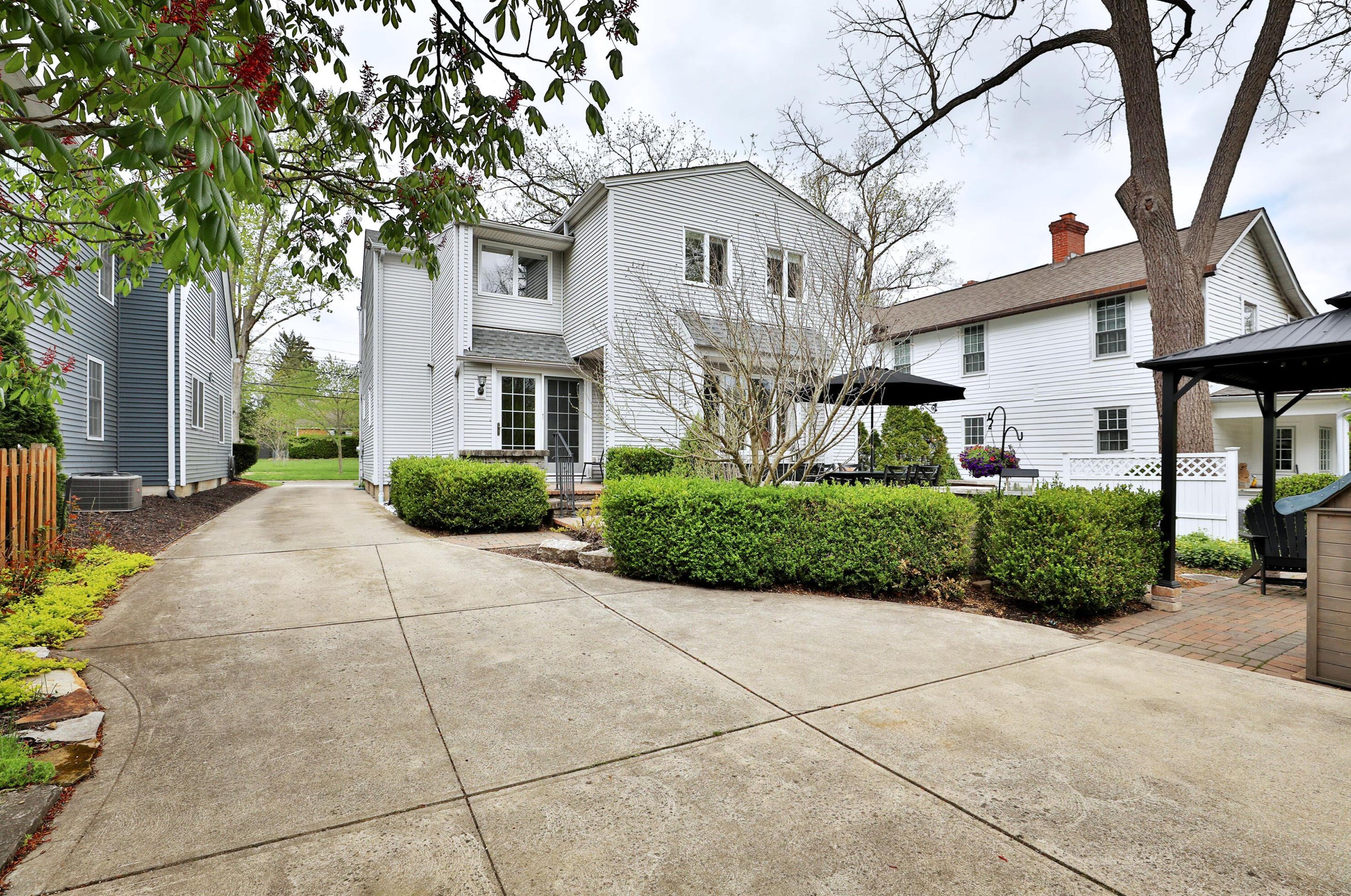 694 Hartford St, Columbus OH  43085-4122 exterior