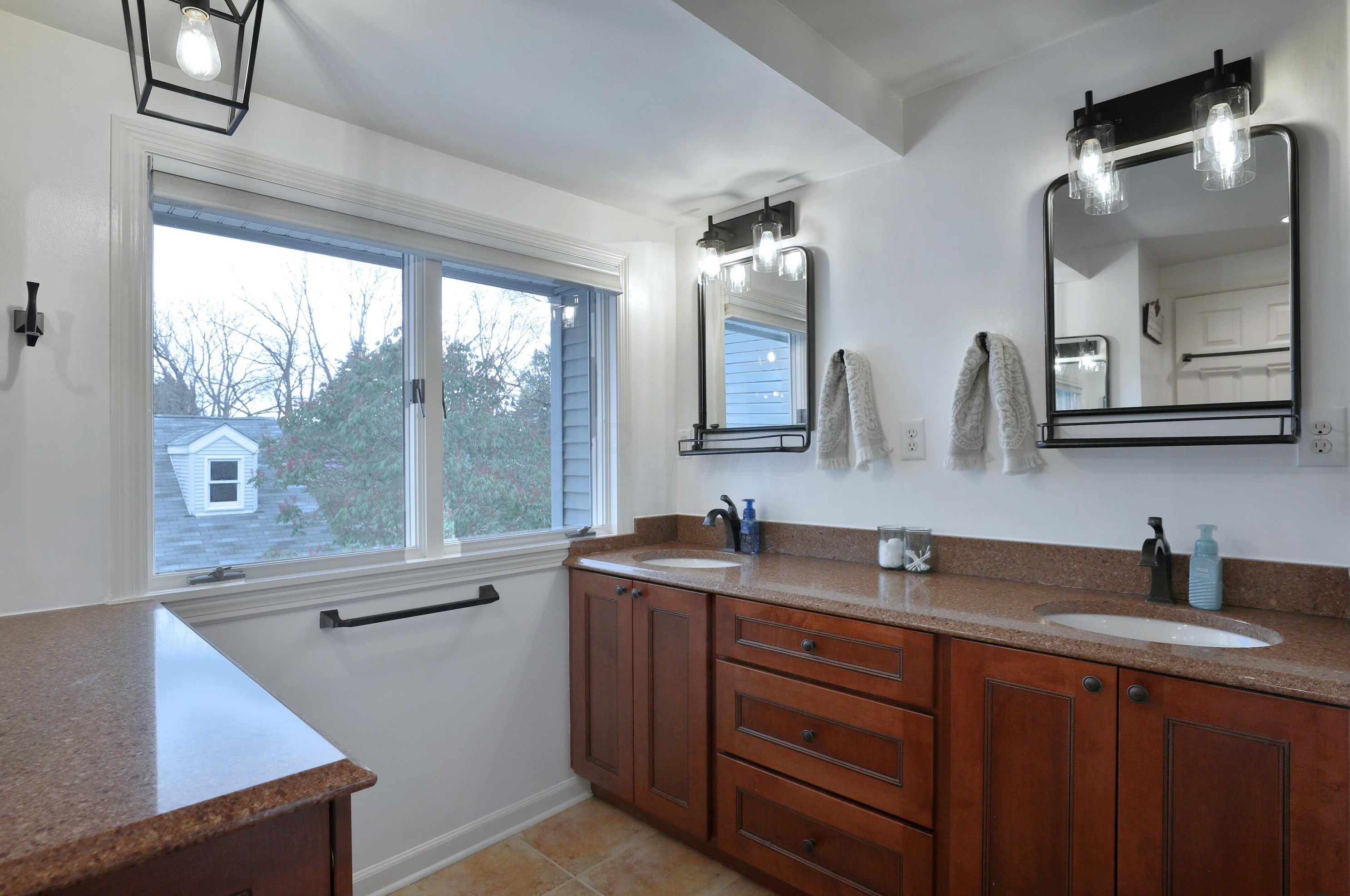 694 Hartford St, Columbus OH  43085-4122 exterior