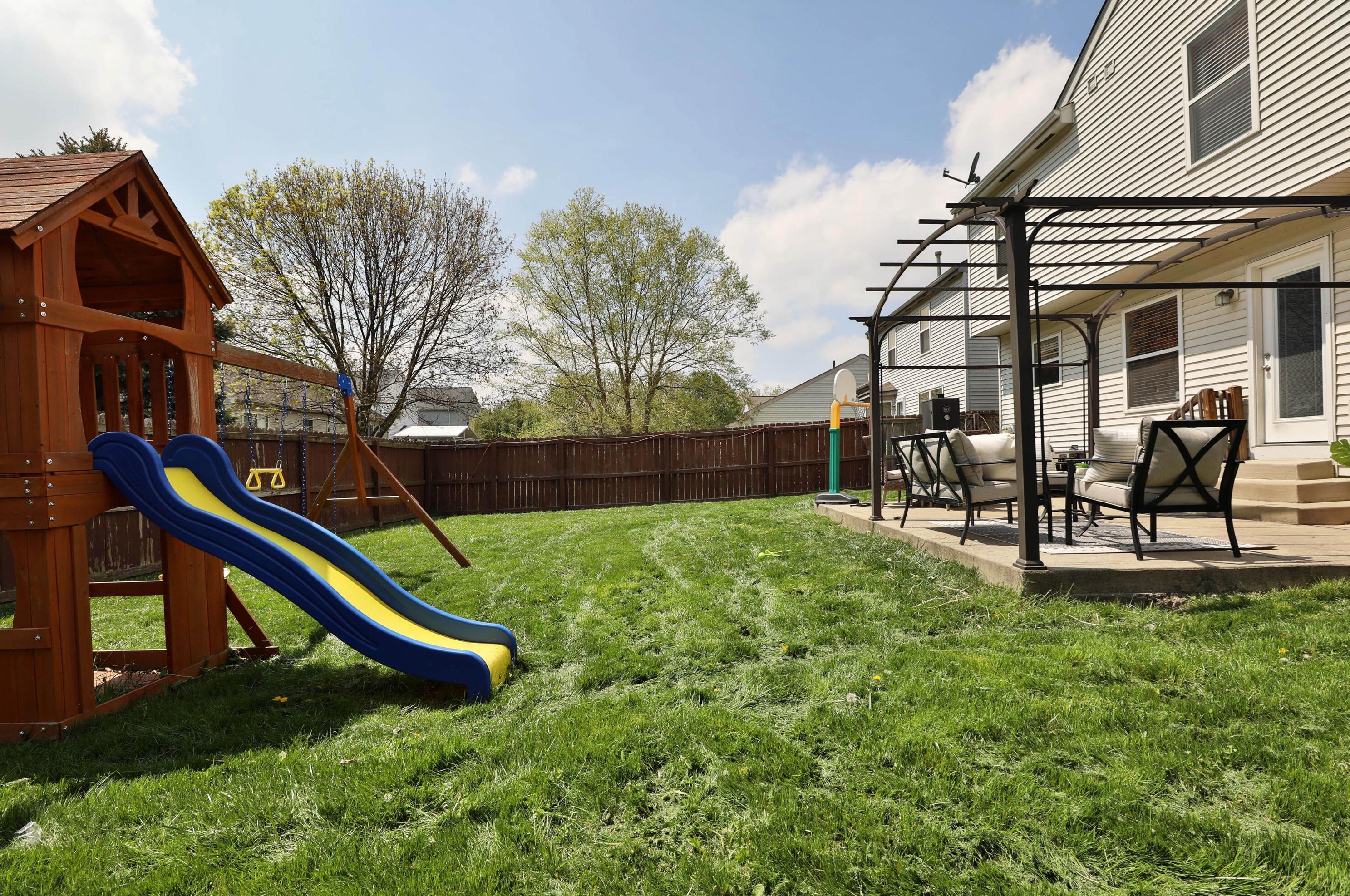 6983 Winchester Crossing Blvd, Cnl Wnchstr OH  43110-8445 exterior