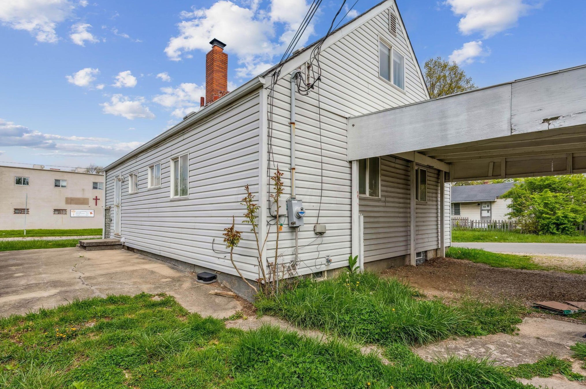 2228 Hiawatha Park Dr, Columbus OH 43211-2034 exterior