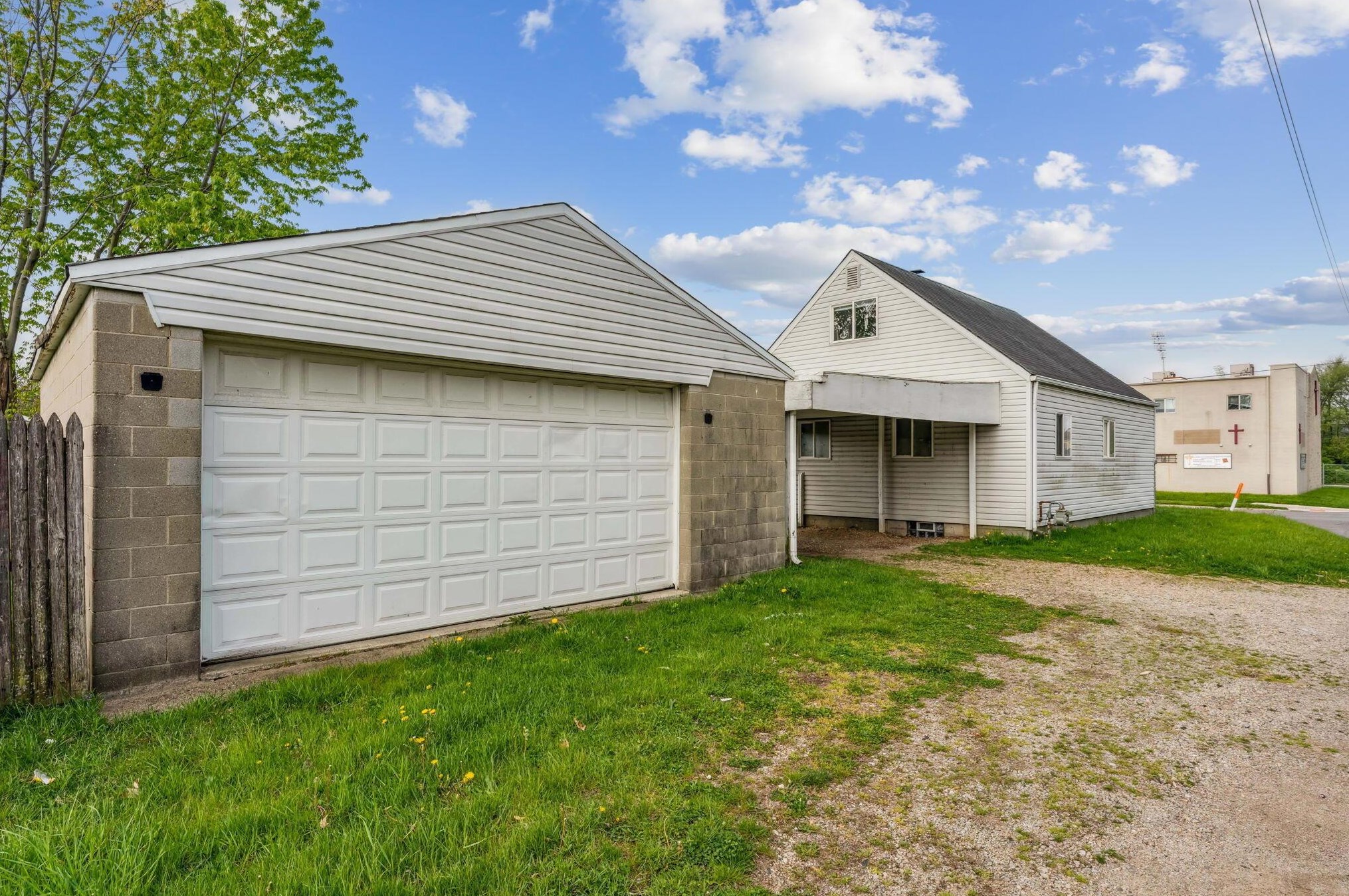 2228 Hiawatha Park Dr, Columbus OH 43211-2034 exterior