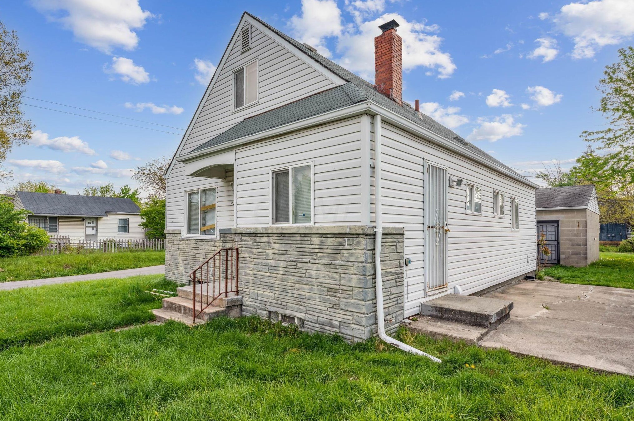 2228 Hiawatha Park Dr, Columbus OH 43211-2034 exterior