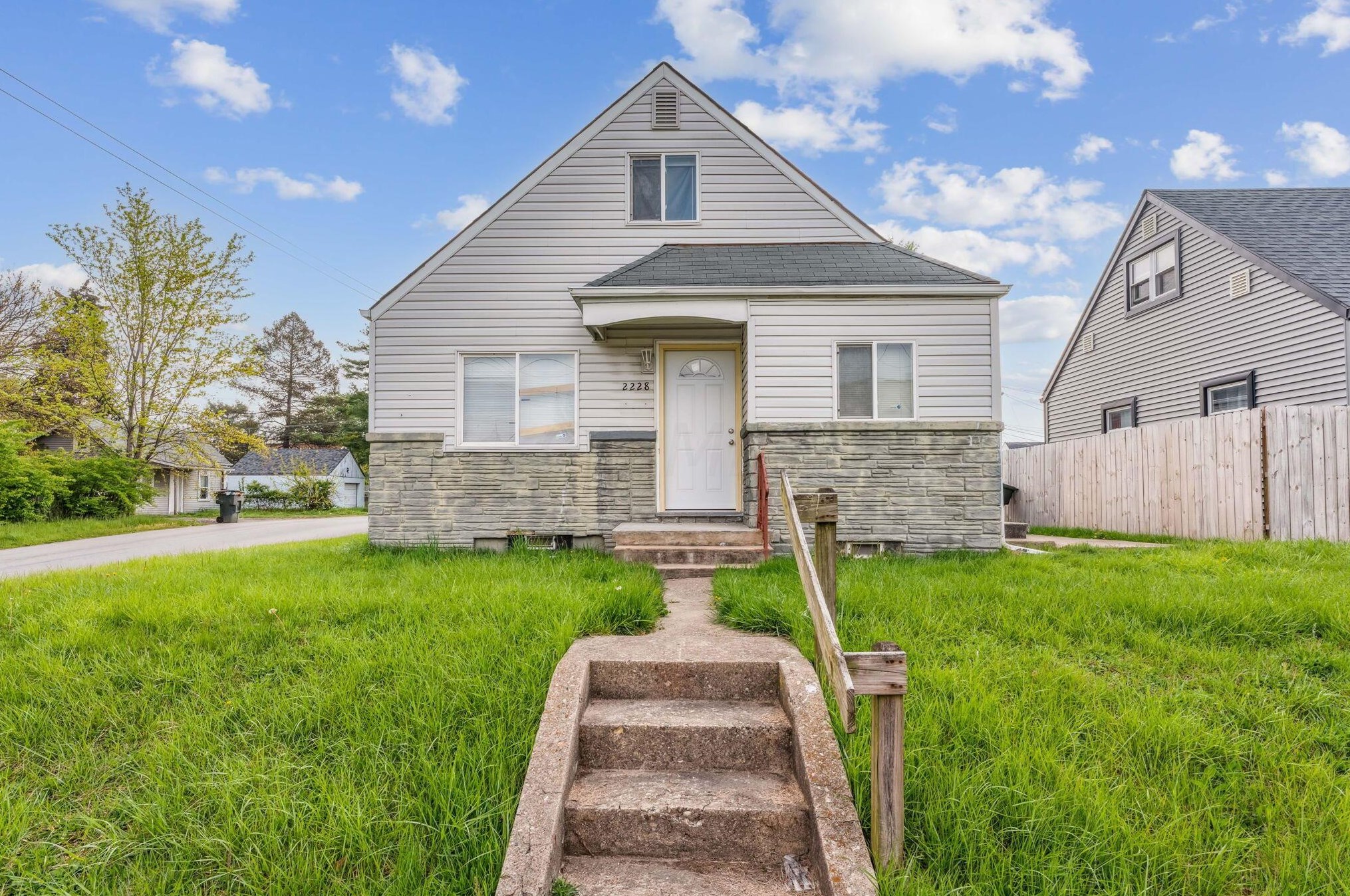 2228 Hiawatha Park Dr, Columbus OH 43211-2034 exterior