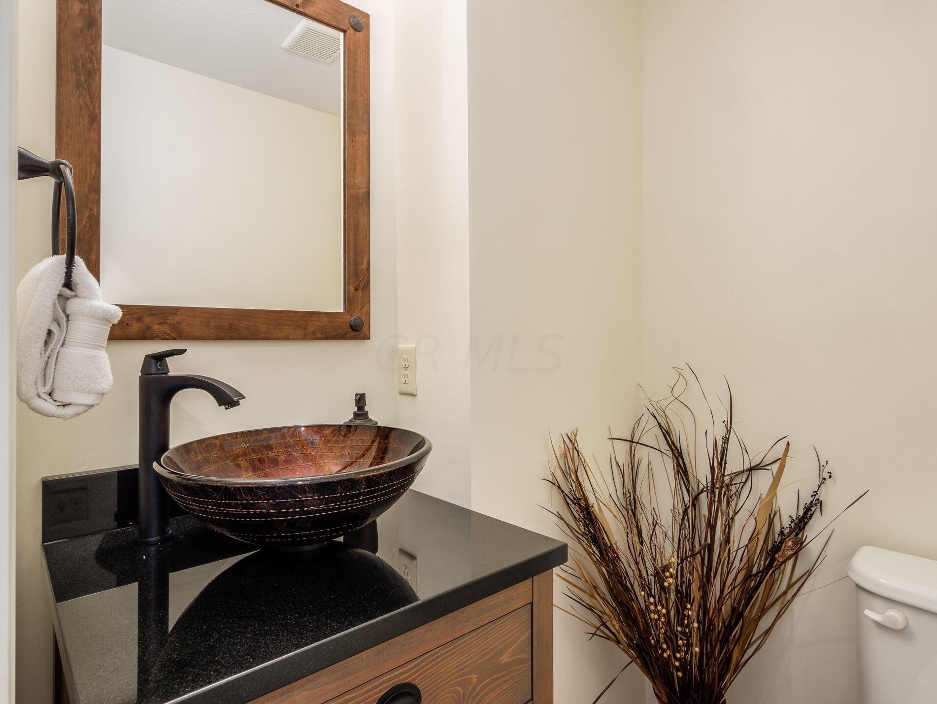 610 Stratshire Ln, Columbus OH  43230-1959 exterior