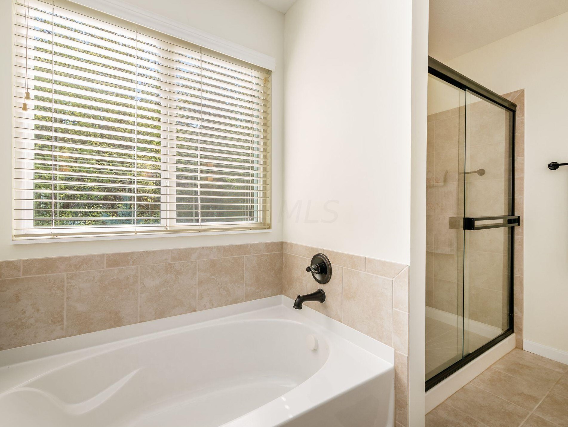 610 Stratshire Ln, Columbus OH  43230-1959 exterior