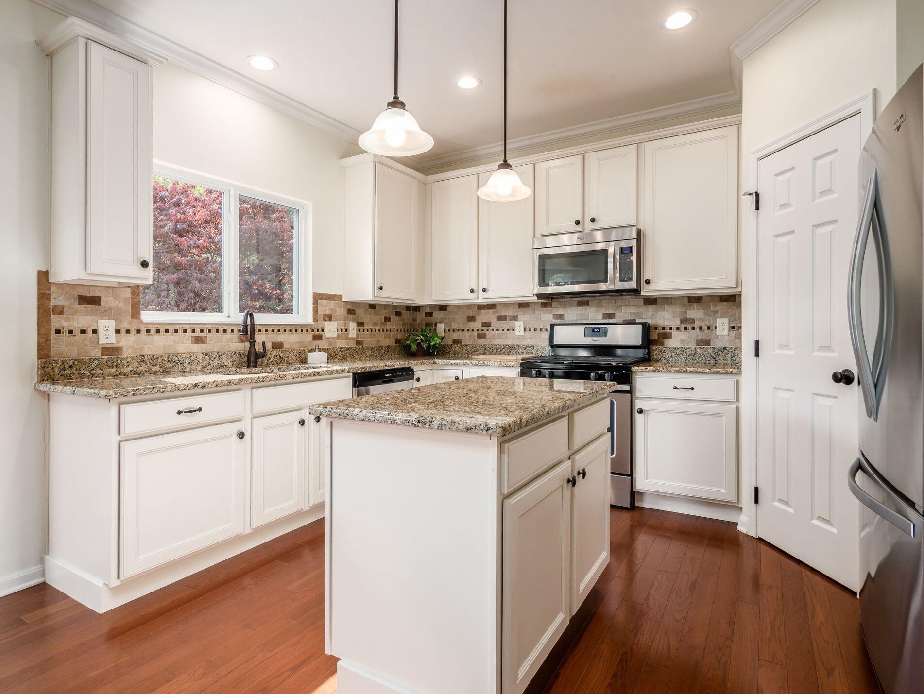 610 Stratshire Ln, Columbus OH  43230-1959 exterior