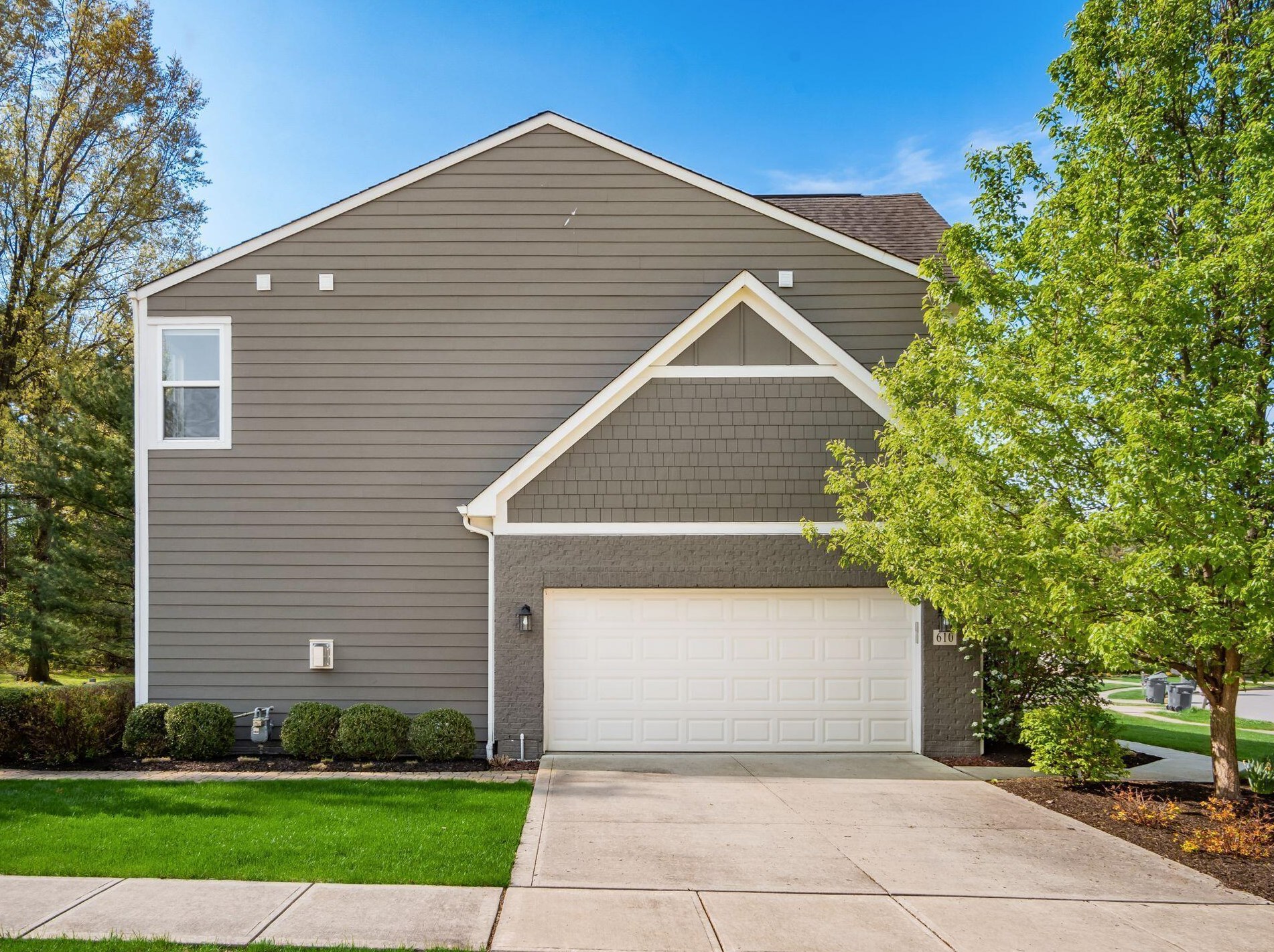 610 Stratshire Ln, Columbus OH  43230-1959 exterior