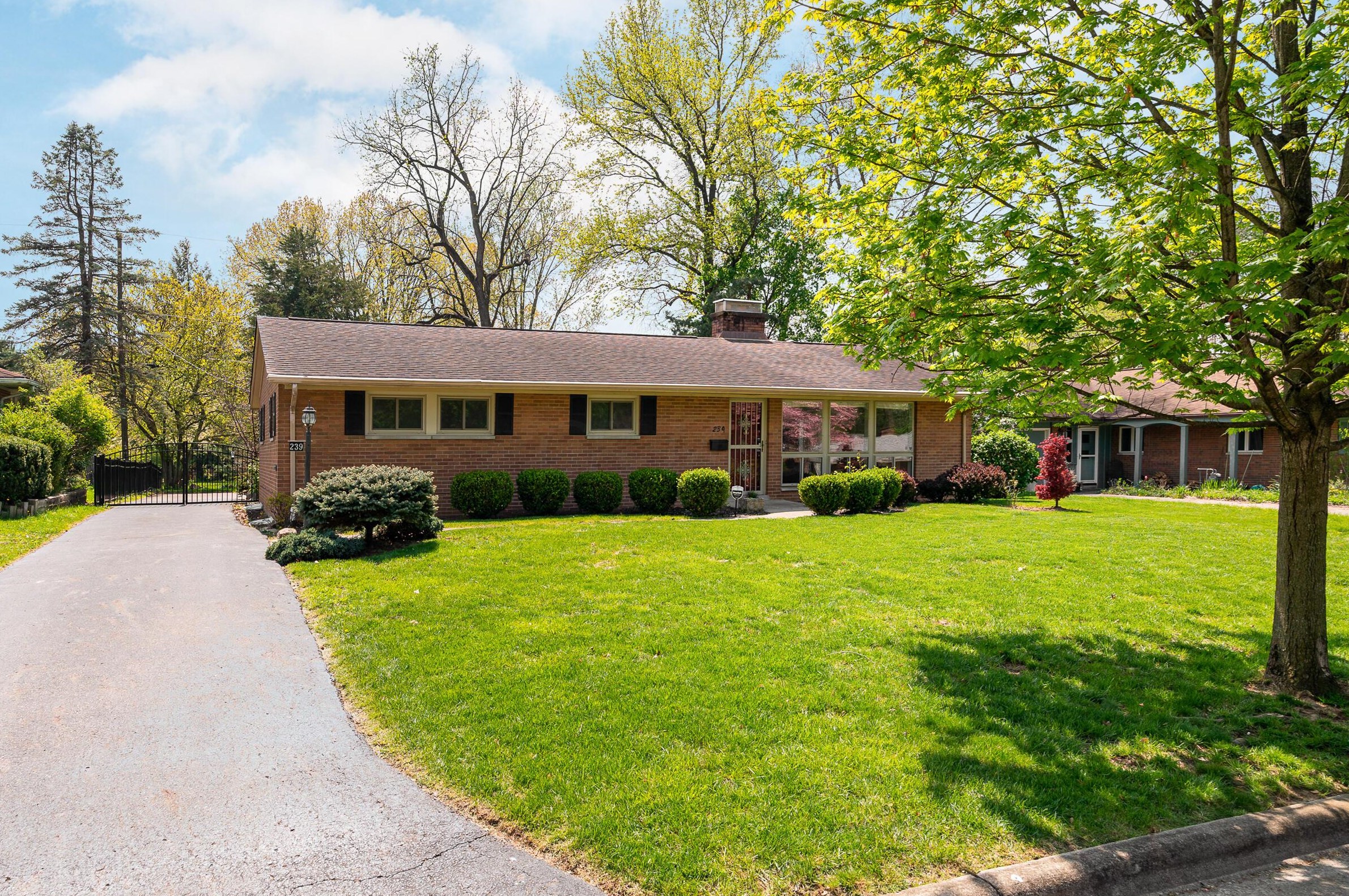 239 Ceramic Dr, Columbus, OH 43214-3073