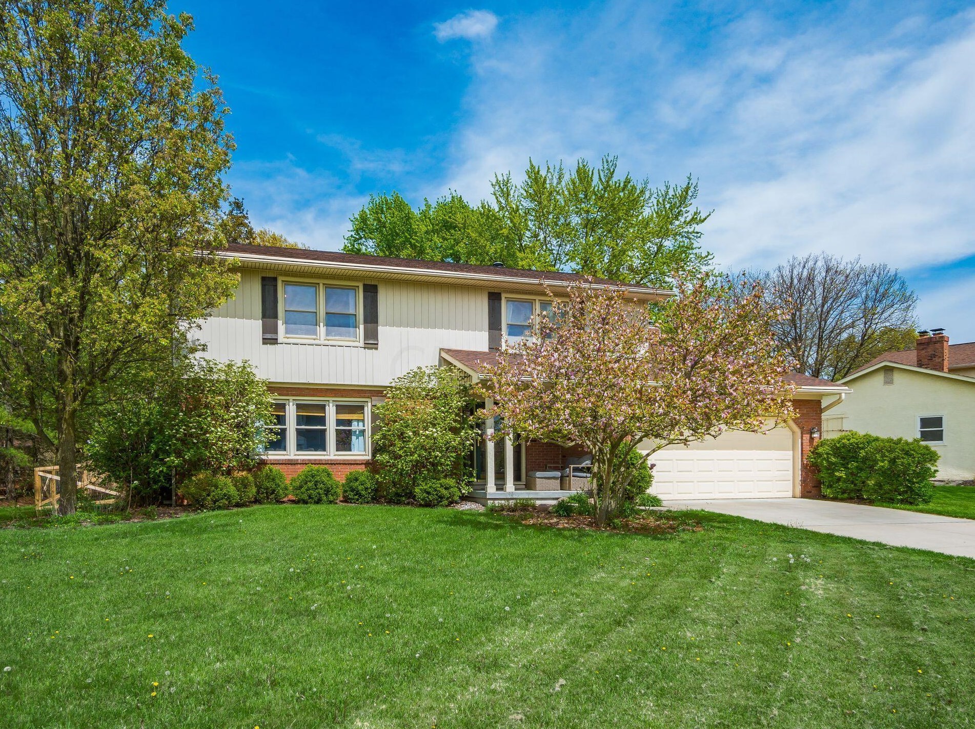 1210 Clubview Blvd, Columbus, OH 43235-1222