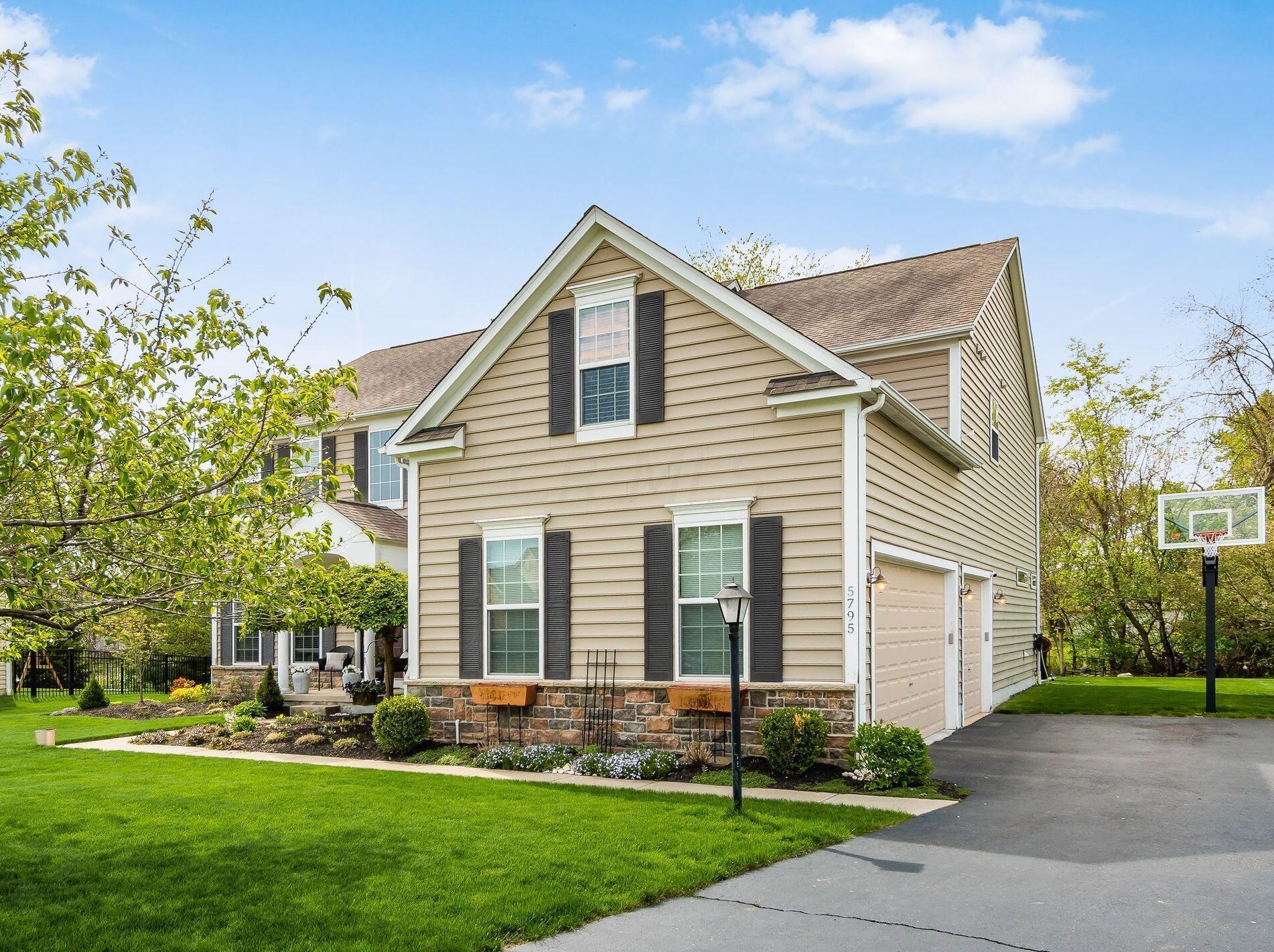 5795 Daisy Trail Dr, Darbydale, OH 43123