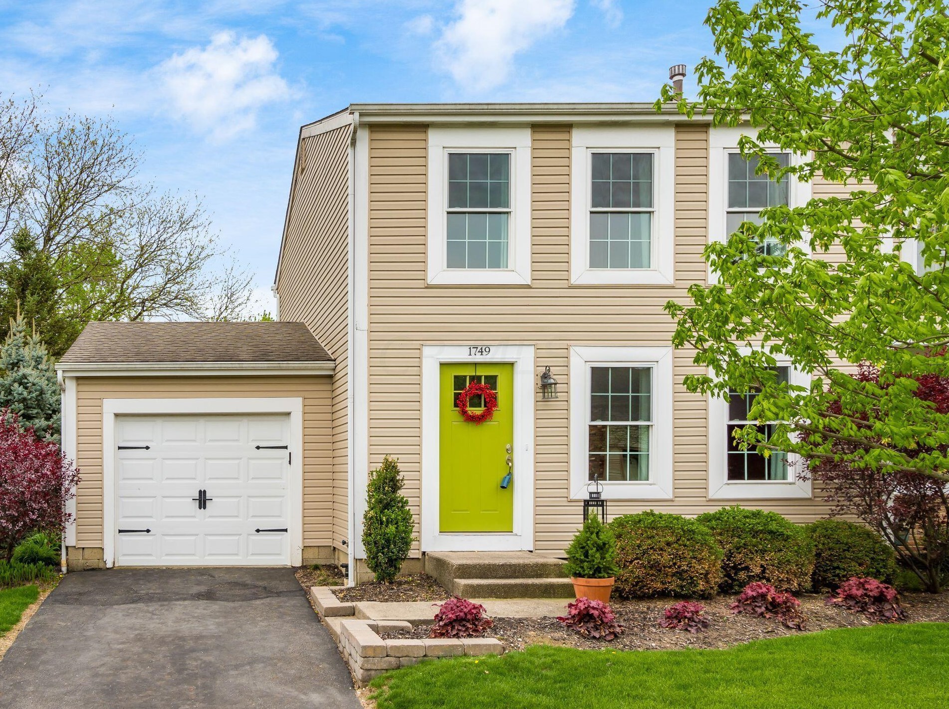 1749 Queensbridge Dr, Columbus, OH 43235-2088