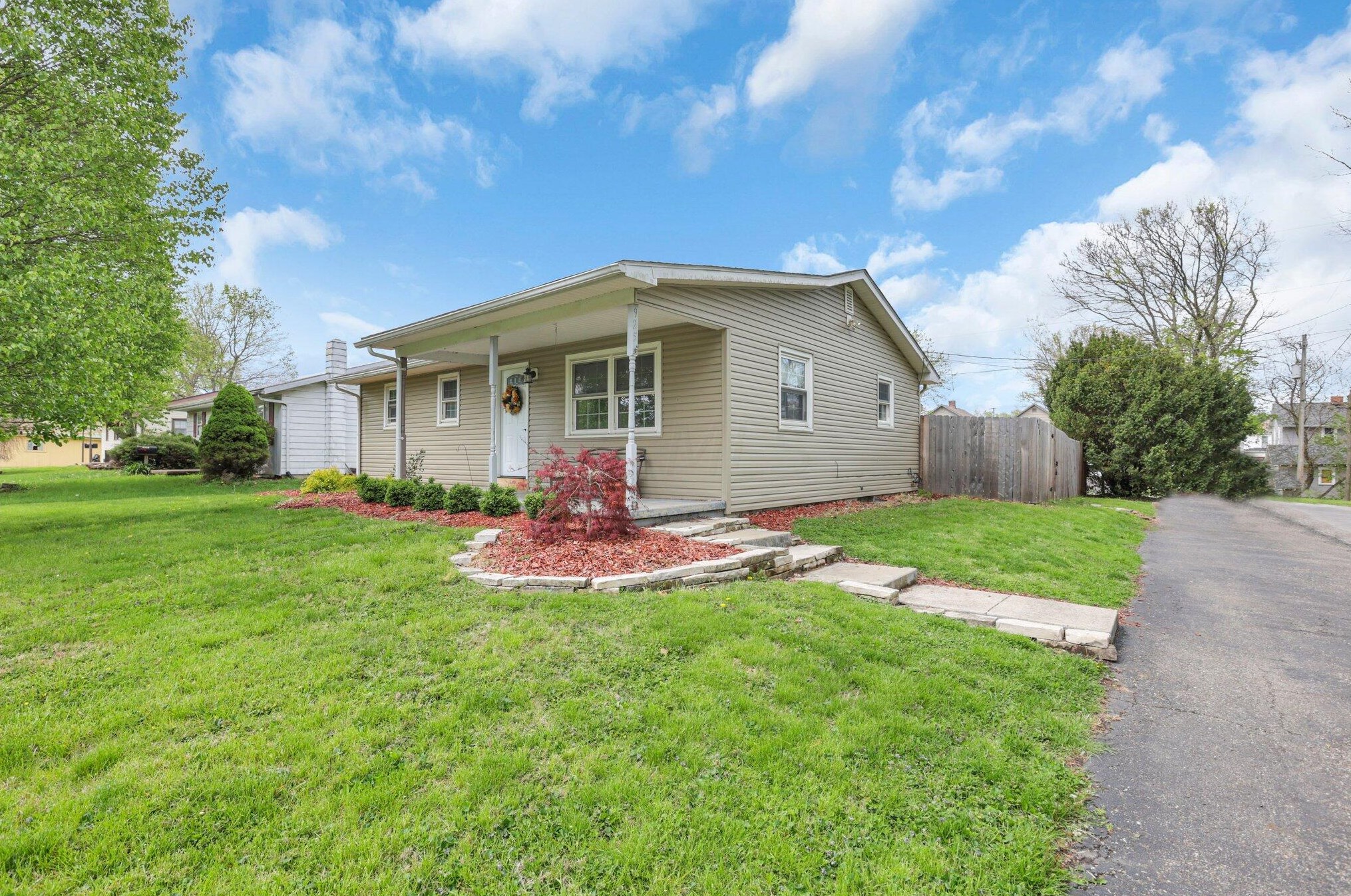 925 Chestnut St, Lancaster OH  43130-4017 exterior