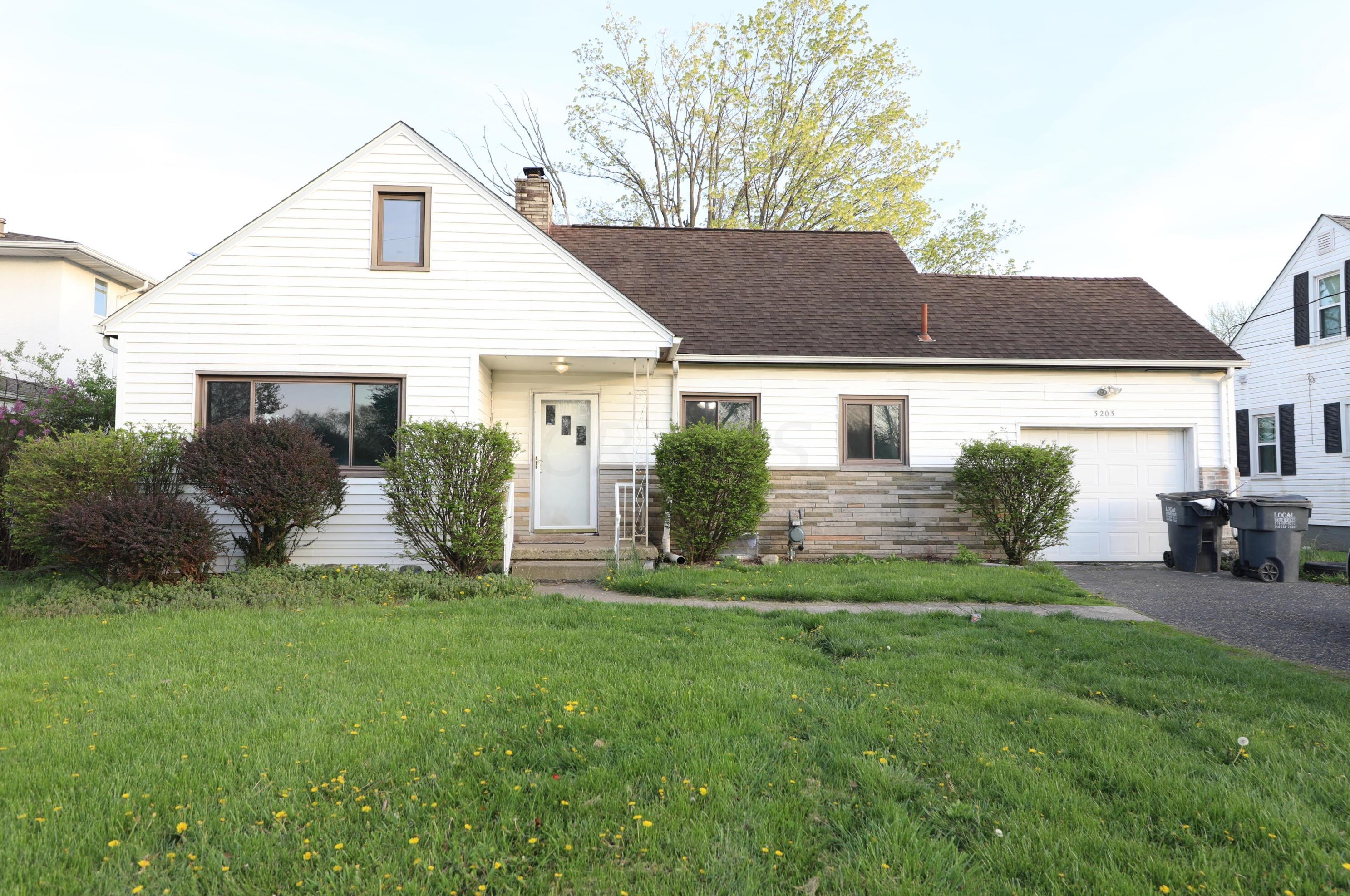 3203 El Paso Dr, Columbus, OH 43204-2118