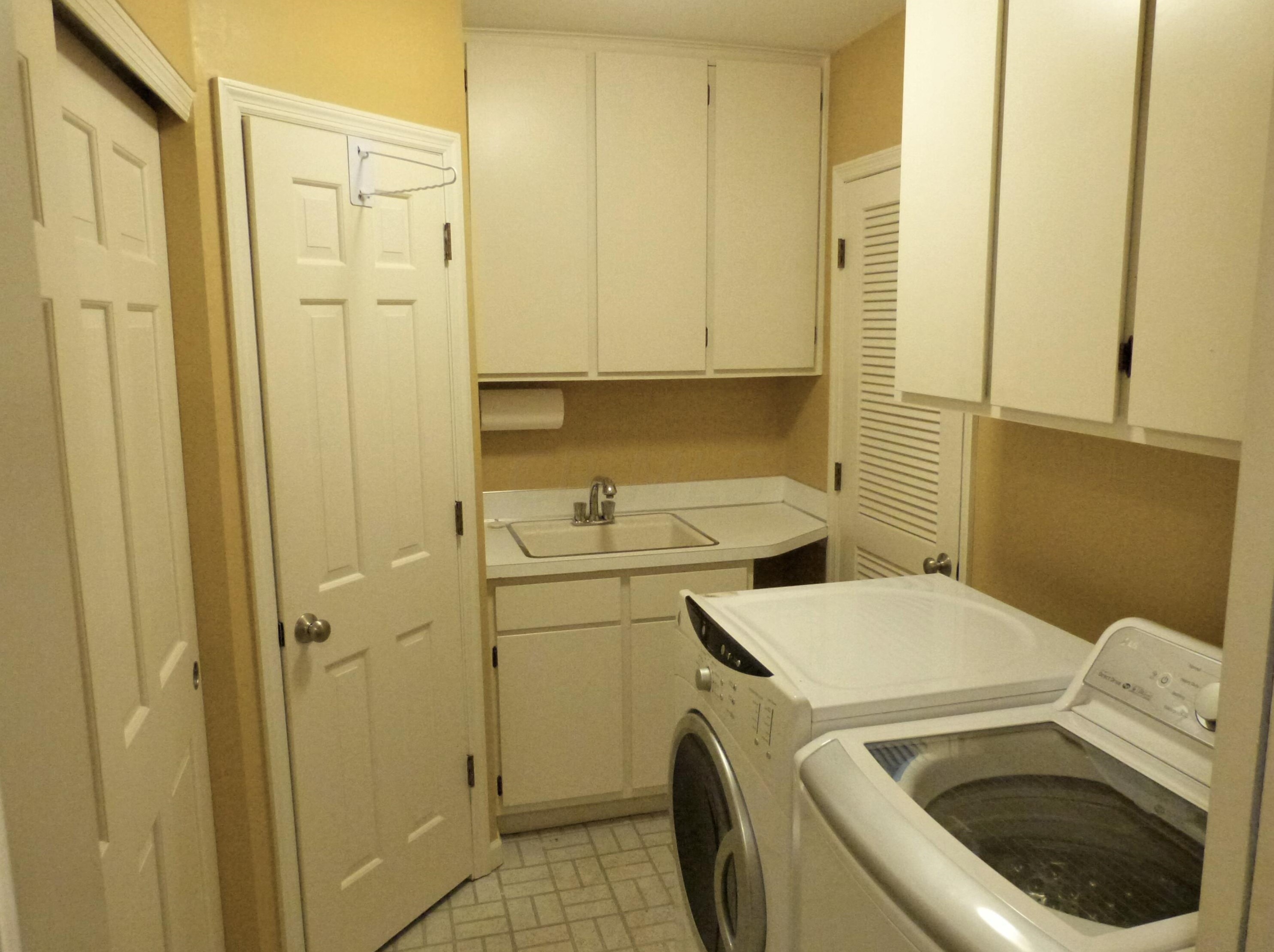 3522 La Rochelle Dr, Columbus OH 43221-1536 exterior