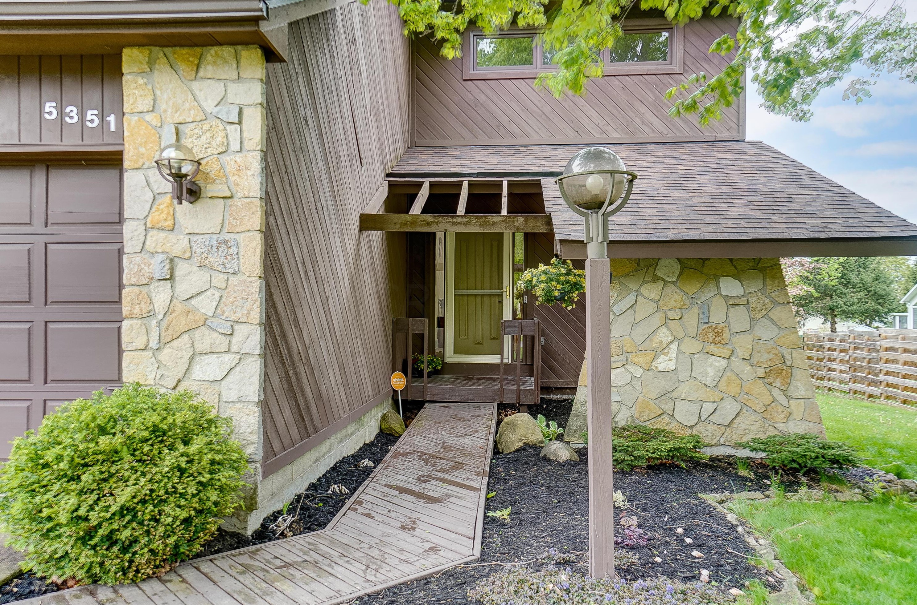 5351 Fortress Trl, Columbus OH  43230-1545 exterior