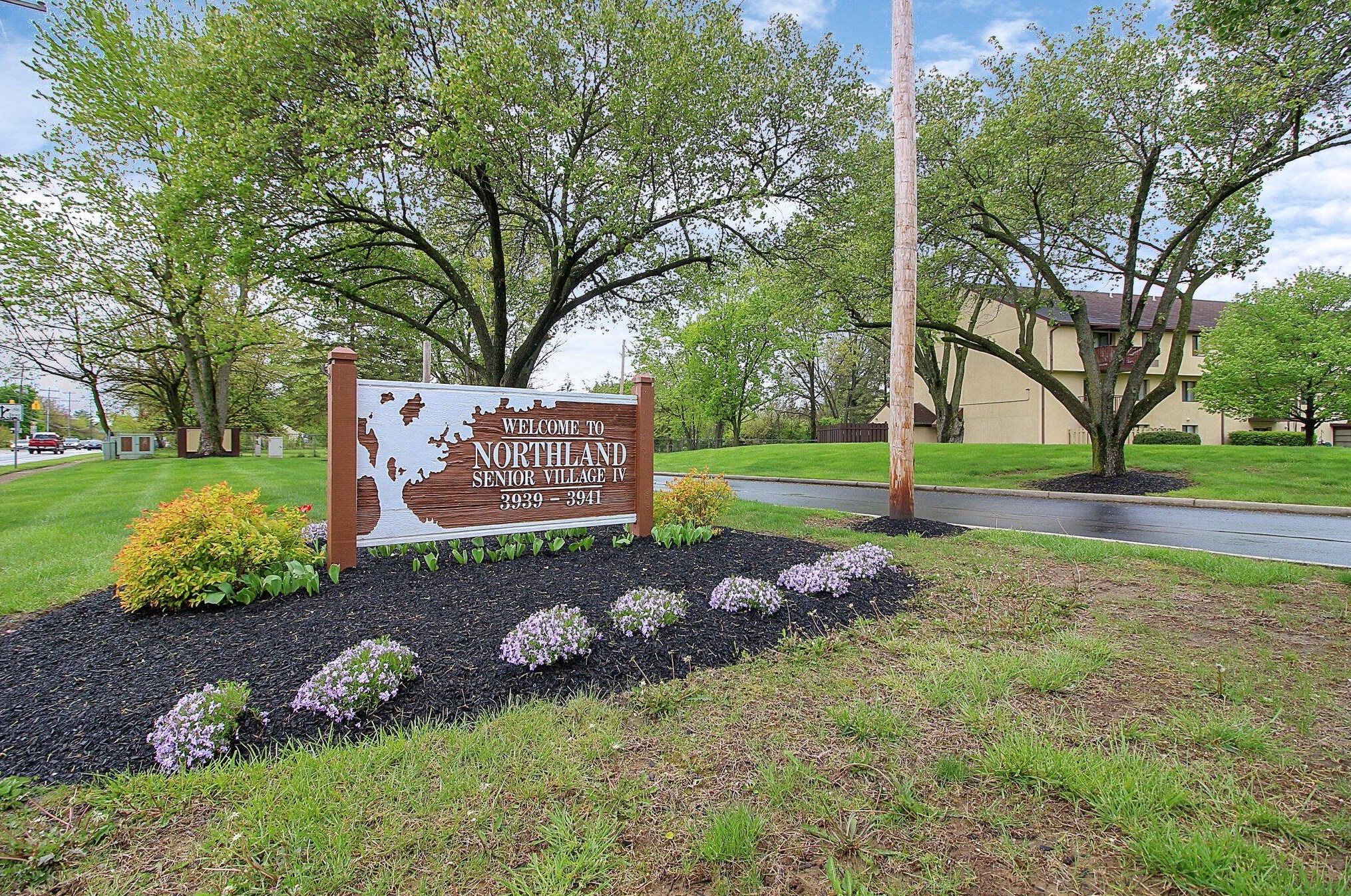 3941 Karl Rd, Columbus OH  43224-5200 exterior