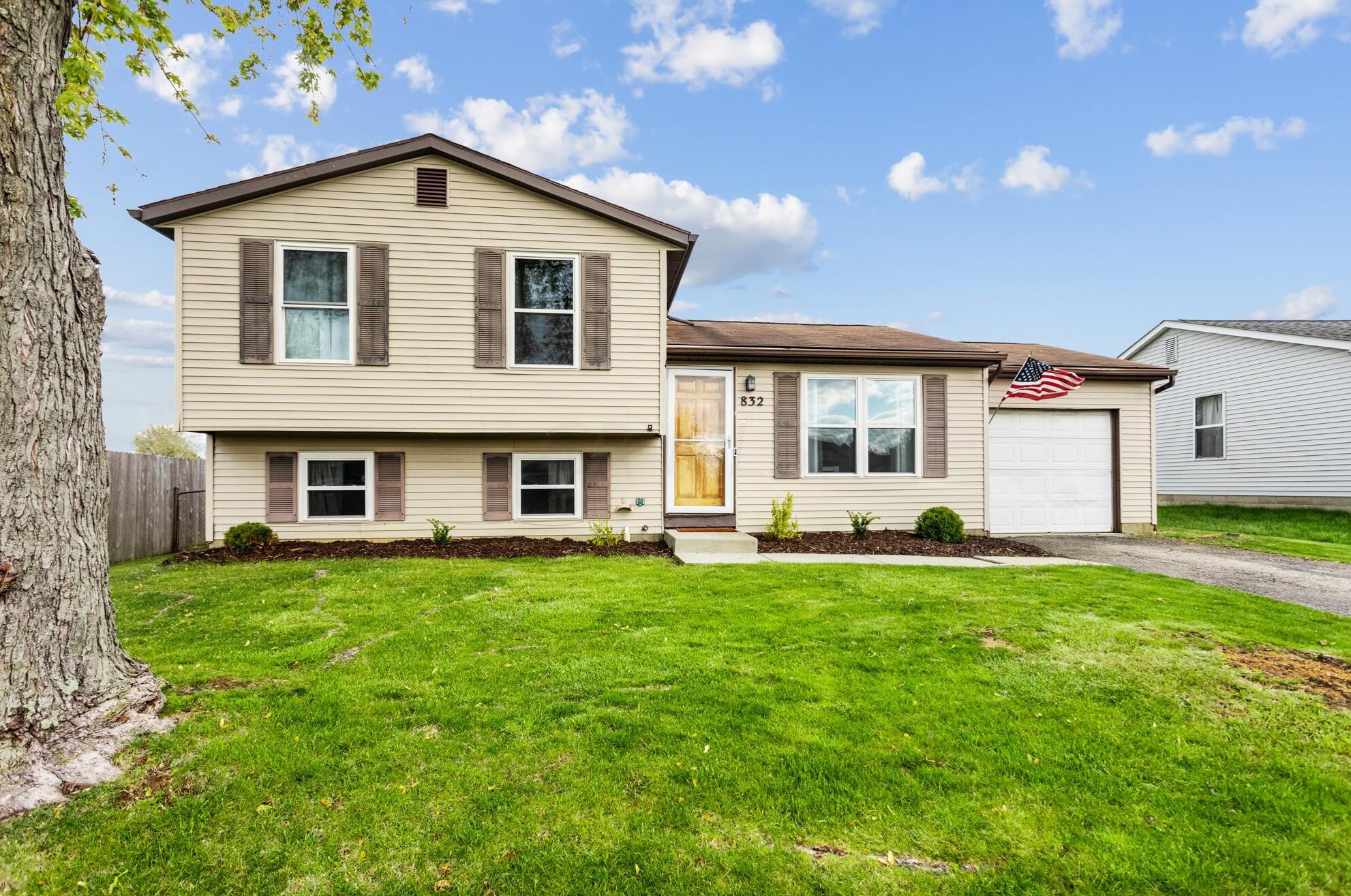 832 Cherry Bud Dr, Columbus, OH 43228-2700