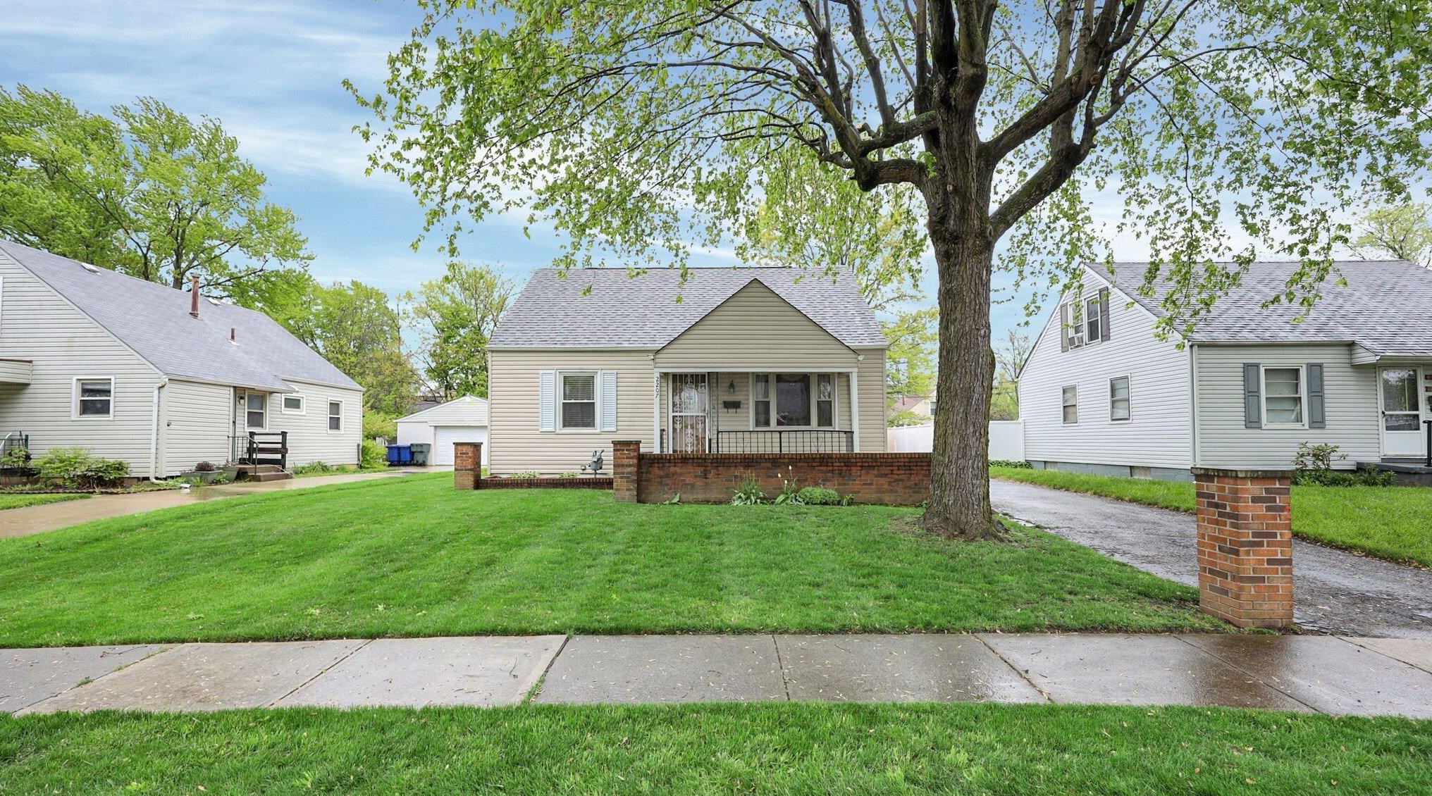 2207 Genessee Ave, Columbus, OH 43211-1831