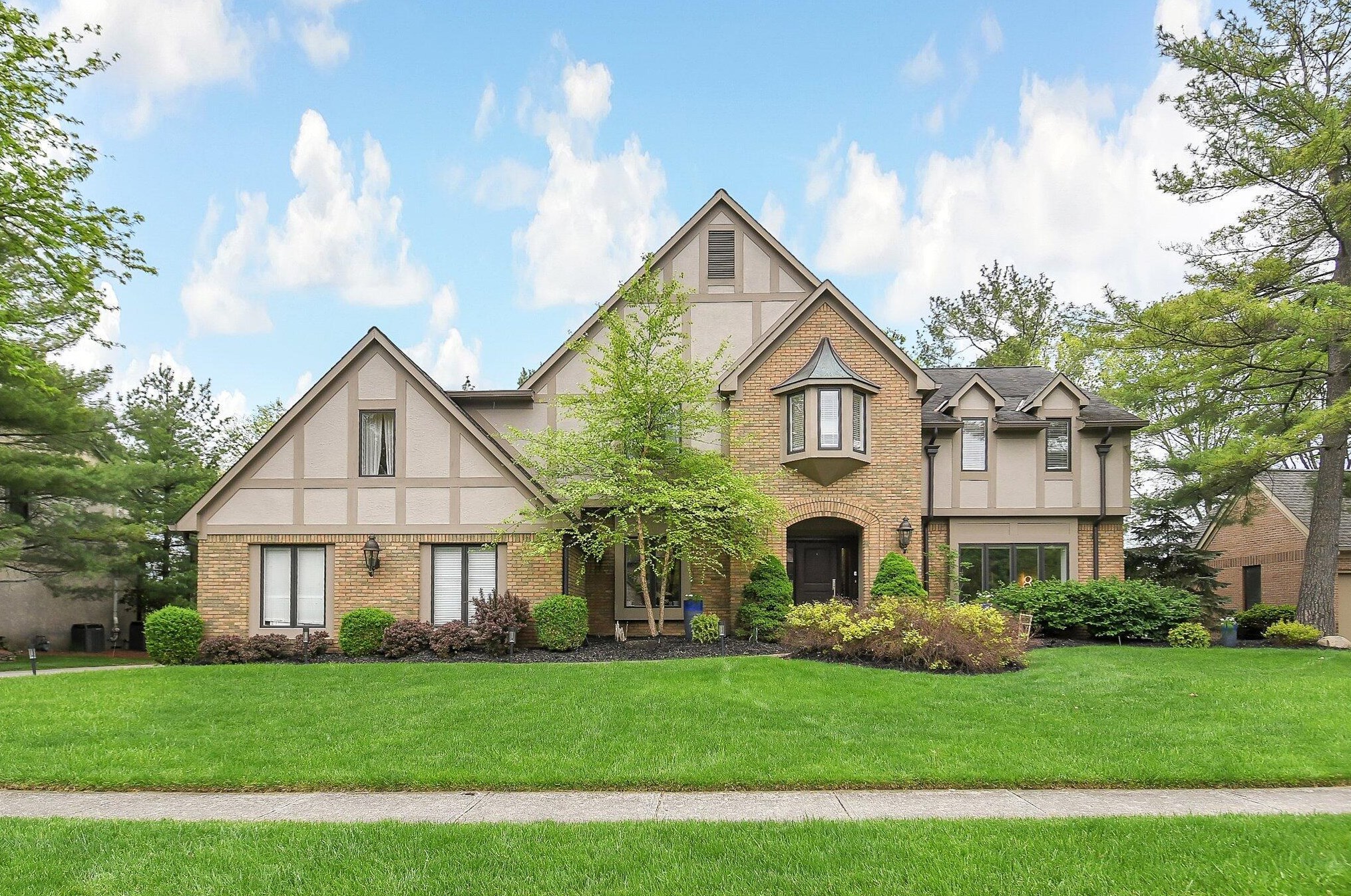1210 Brittany Ln, Columbus, OH 43220-4074