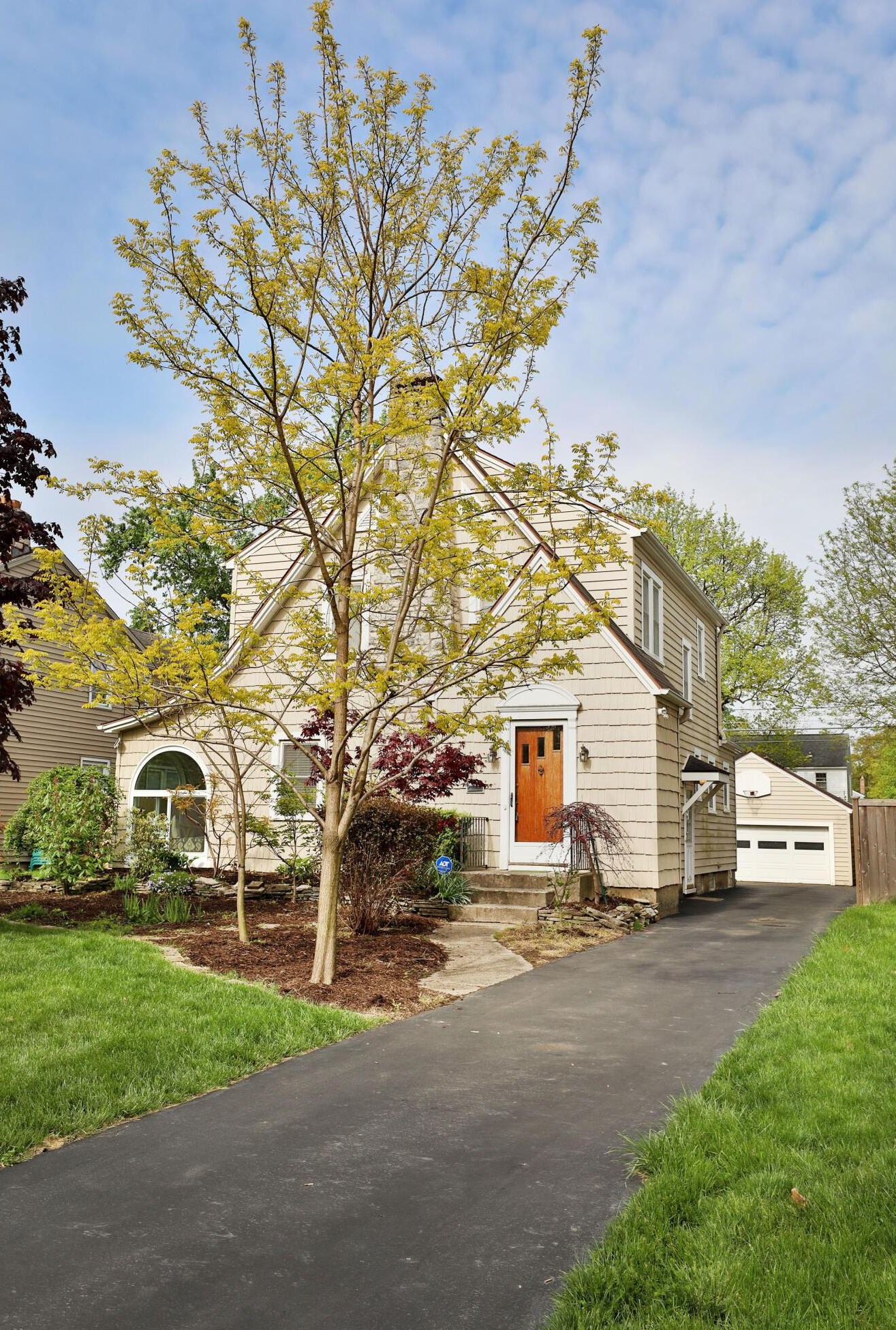 137 Cassingham Rd, Columbus, OH 43209-1459