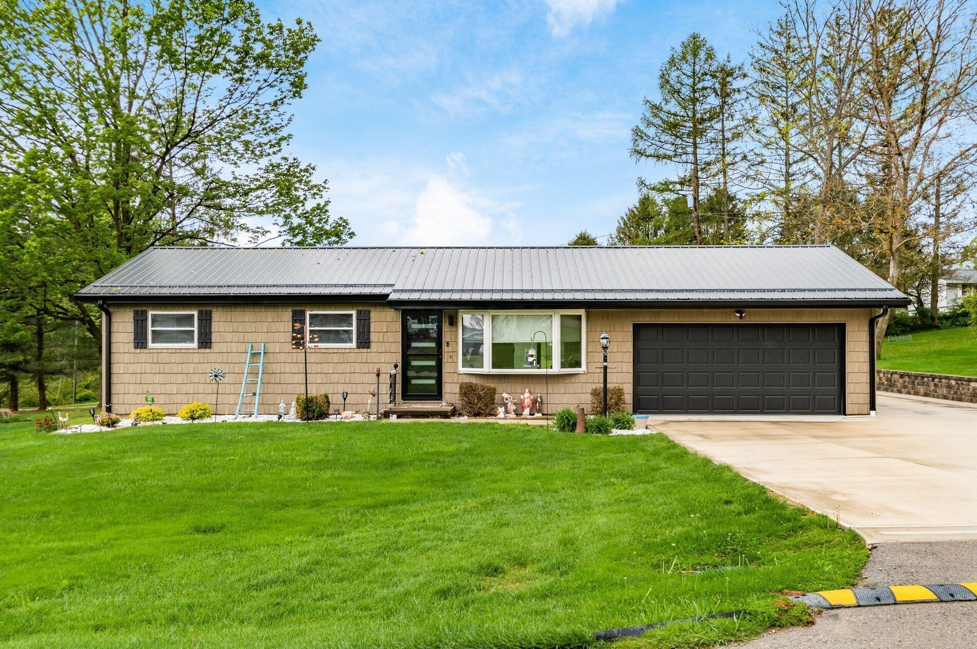 461 W Lawndale Pl, Zanesville, OH 43701