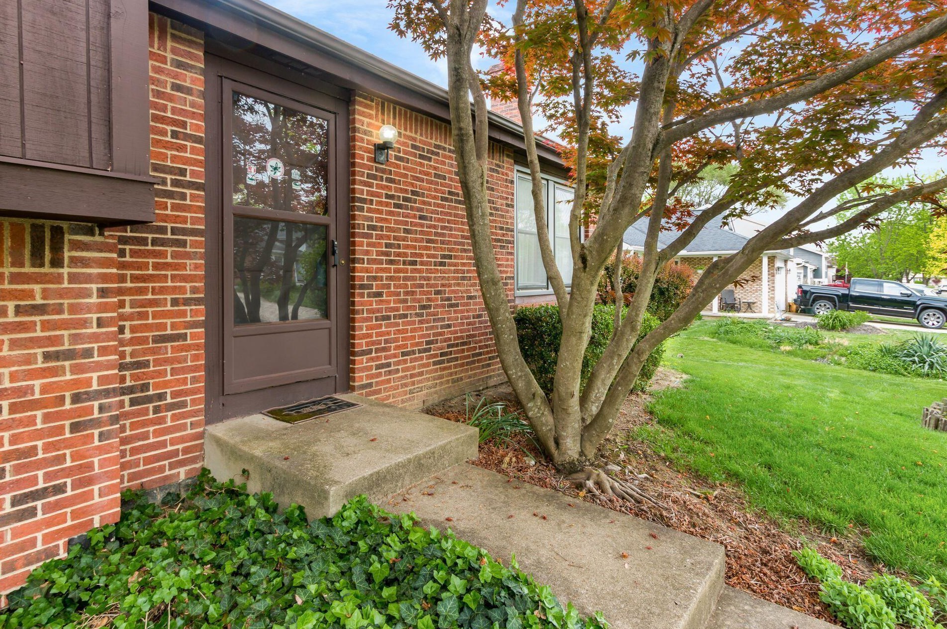 3682 Ravens Glen Dr, Columbus, OH 43221-4453