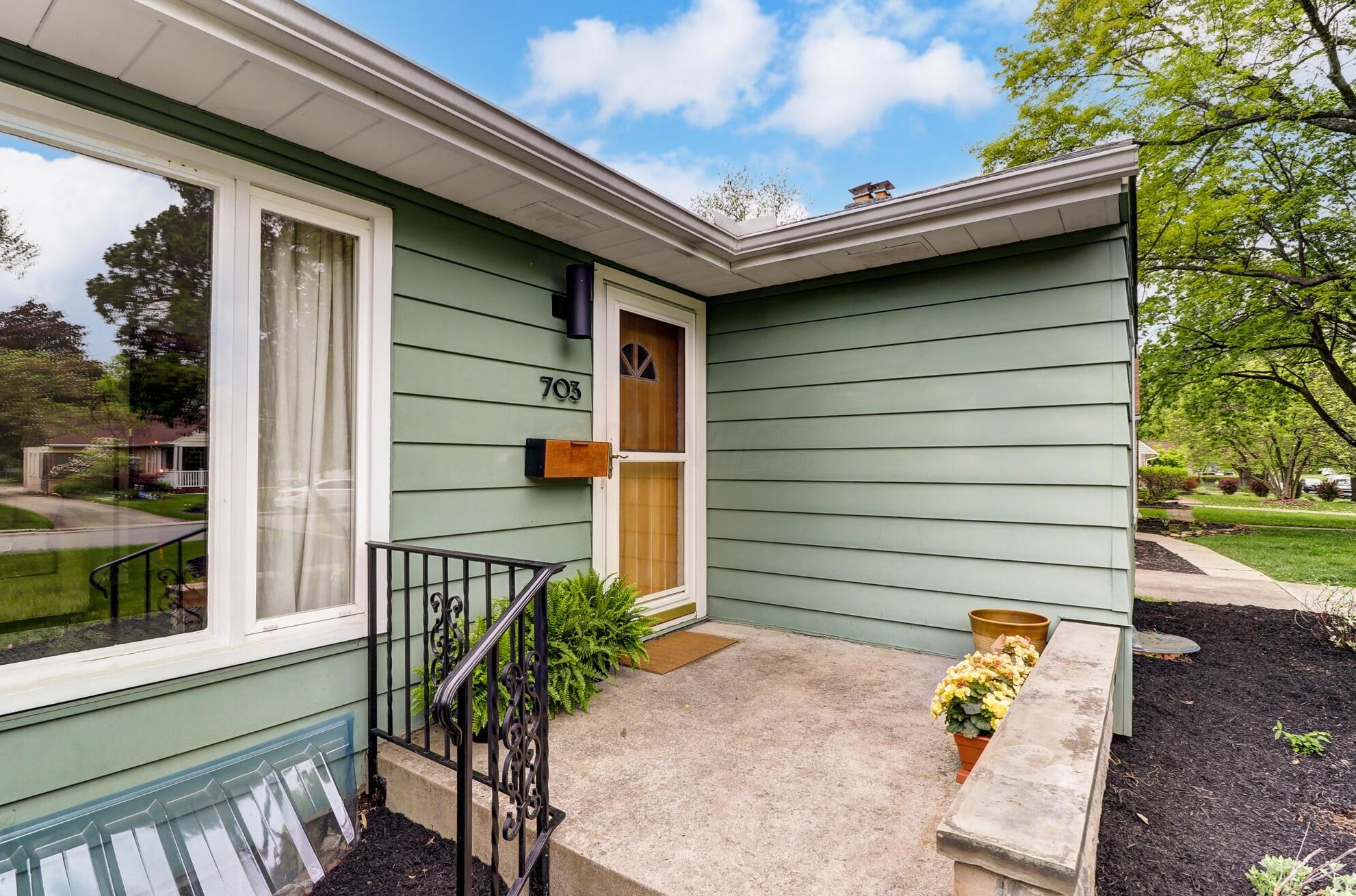 703 Dominion Blvd, Columbus OH  43214-2275 exterior