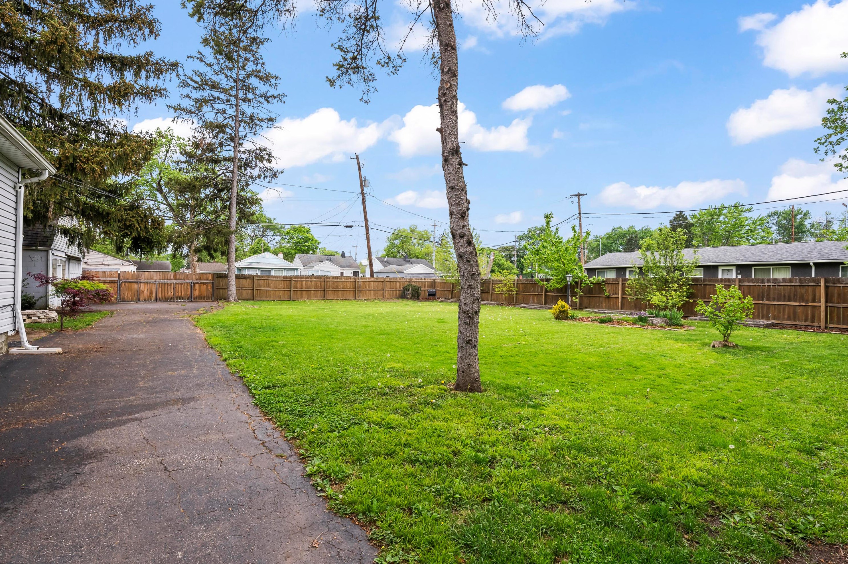 3189 Mcguffey Rd, Columbus OH  43224-4141 exterior