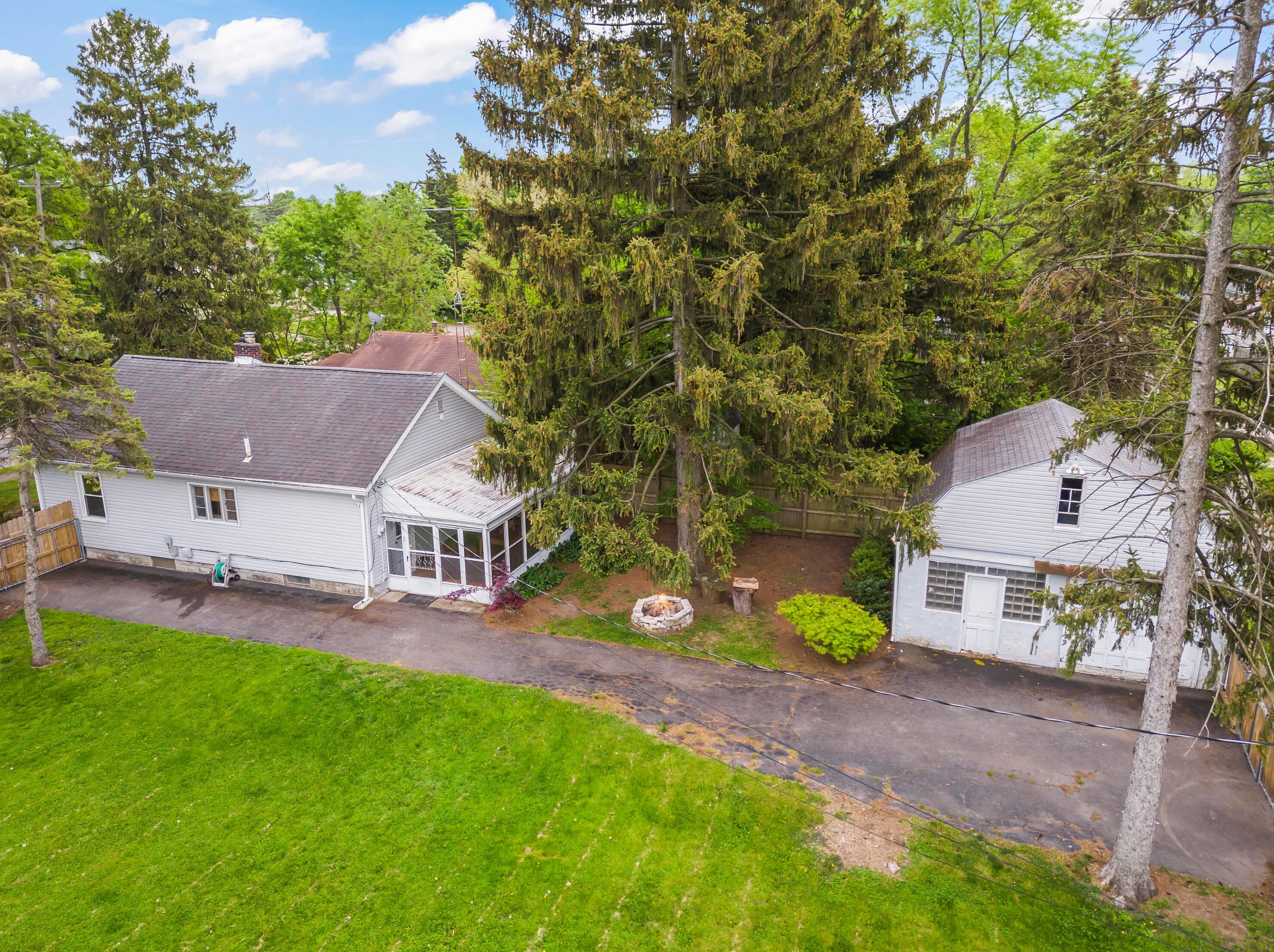 3189 Mcguffey Rd, Columbus OH  43224-4141 exterior