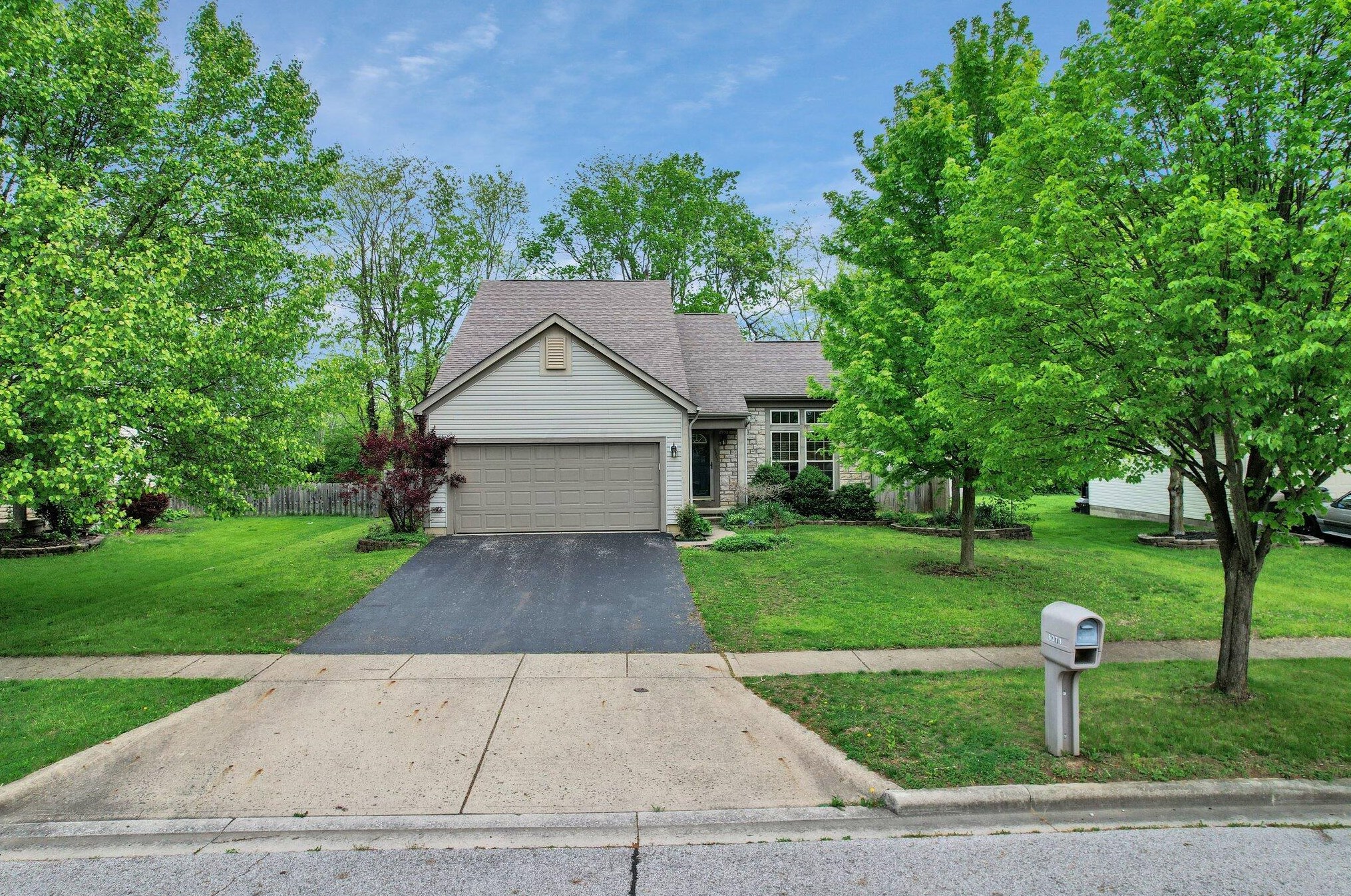 6373 Ewen Cir, Darbydale, OH 43123