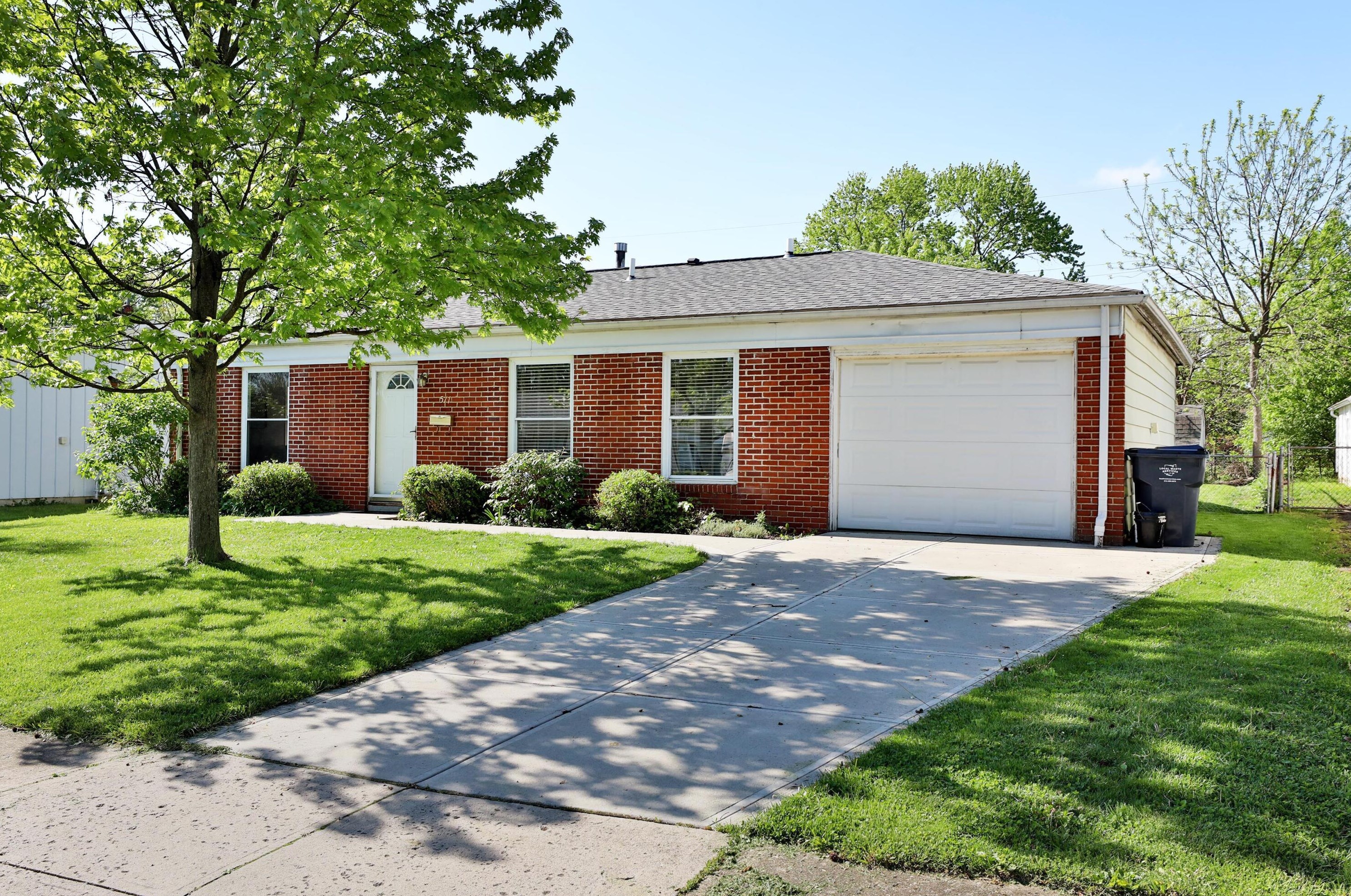 577 Daventry Ln, Columbus, OH 43230-2367