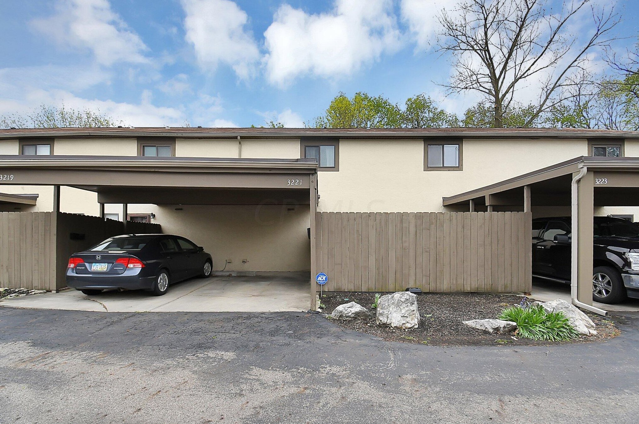 3221 Summerdale Ln, Columbus OH  43221-4627 exterior