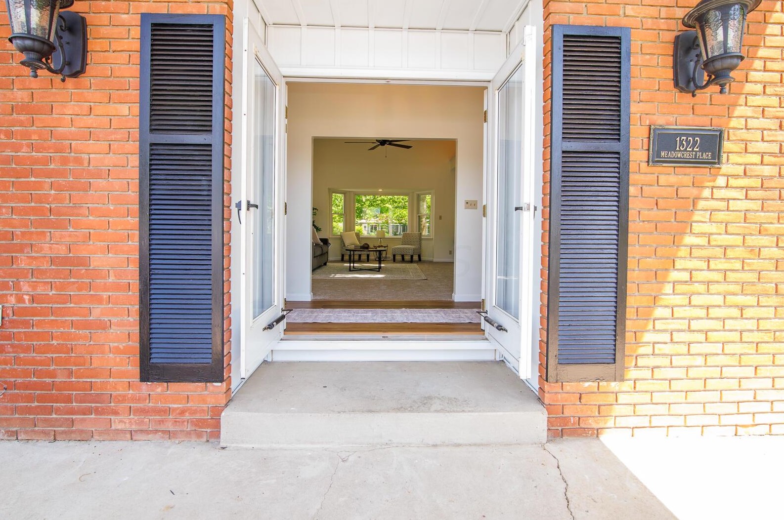 1322 Meadowcrest Pl, Columbus, OH 43228-9755