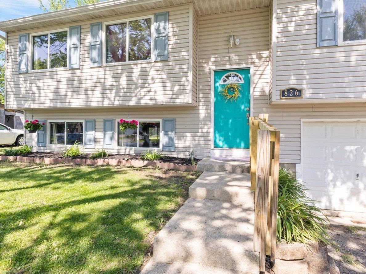 826 Cherryberry Dr, Columbus, OH 43228-2704
