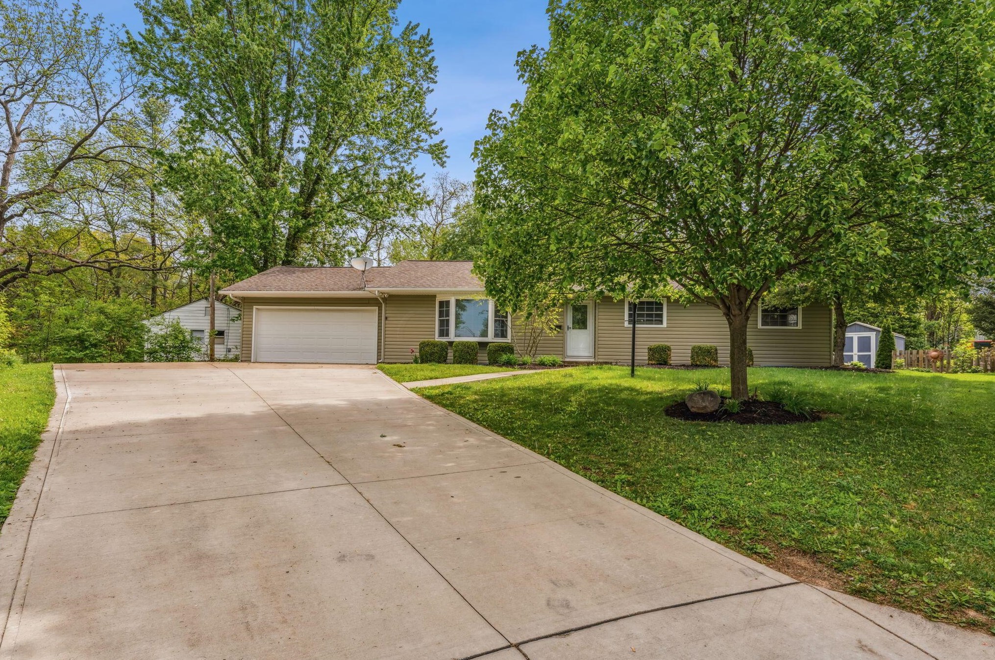 230 Sunset Dr, Westerville, OH 43081-1412