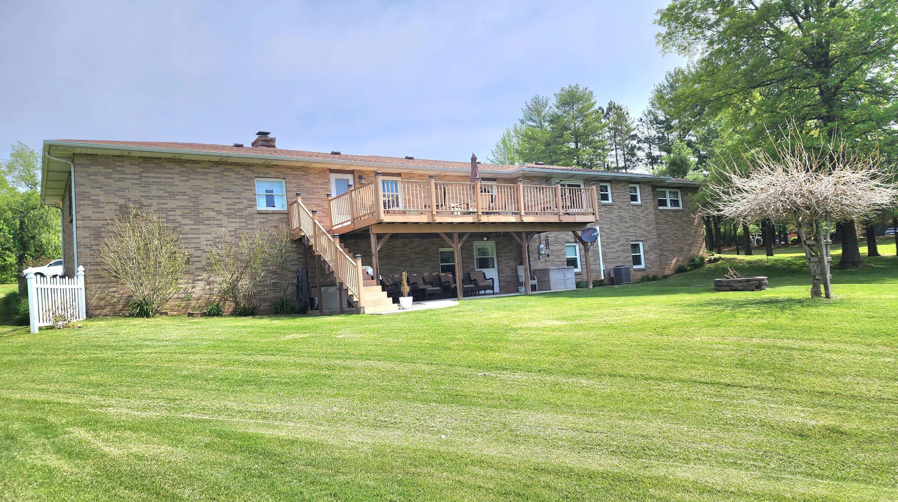 241 Lakeview Ne Dr, Lancaster, OH 43130