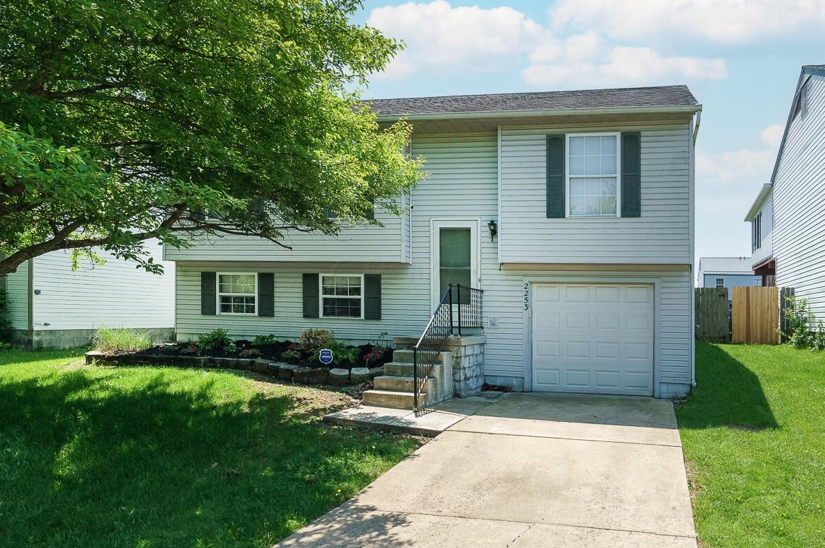 2253 Autumn Village Ct, Columbus, OH 43223-3285